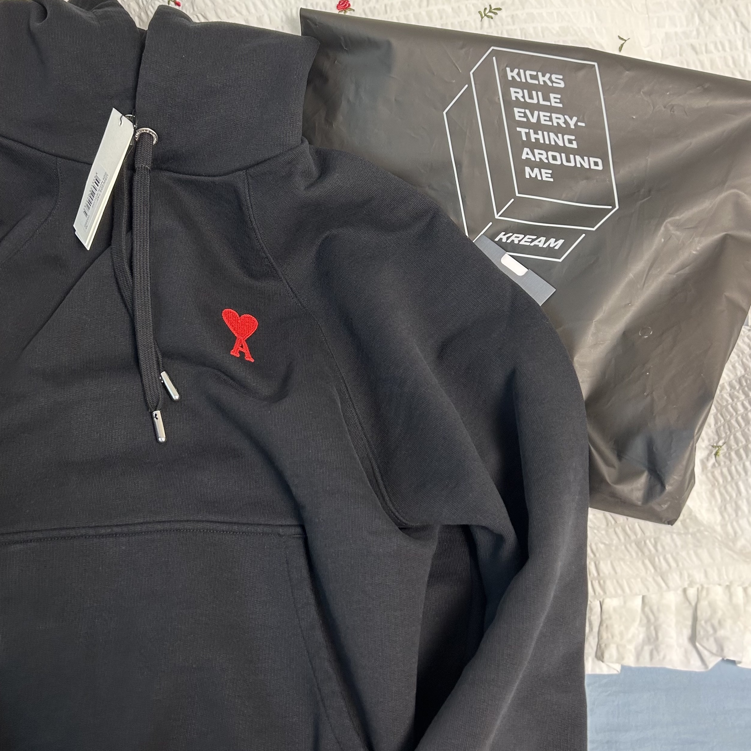 AMI de Coeur Hoodie Black 착용 스타일