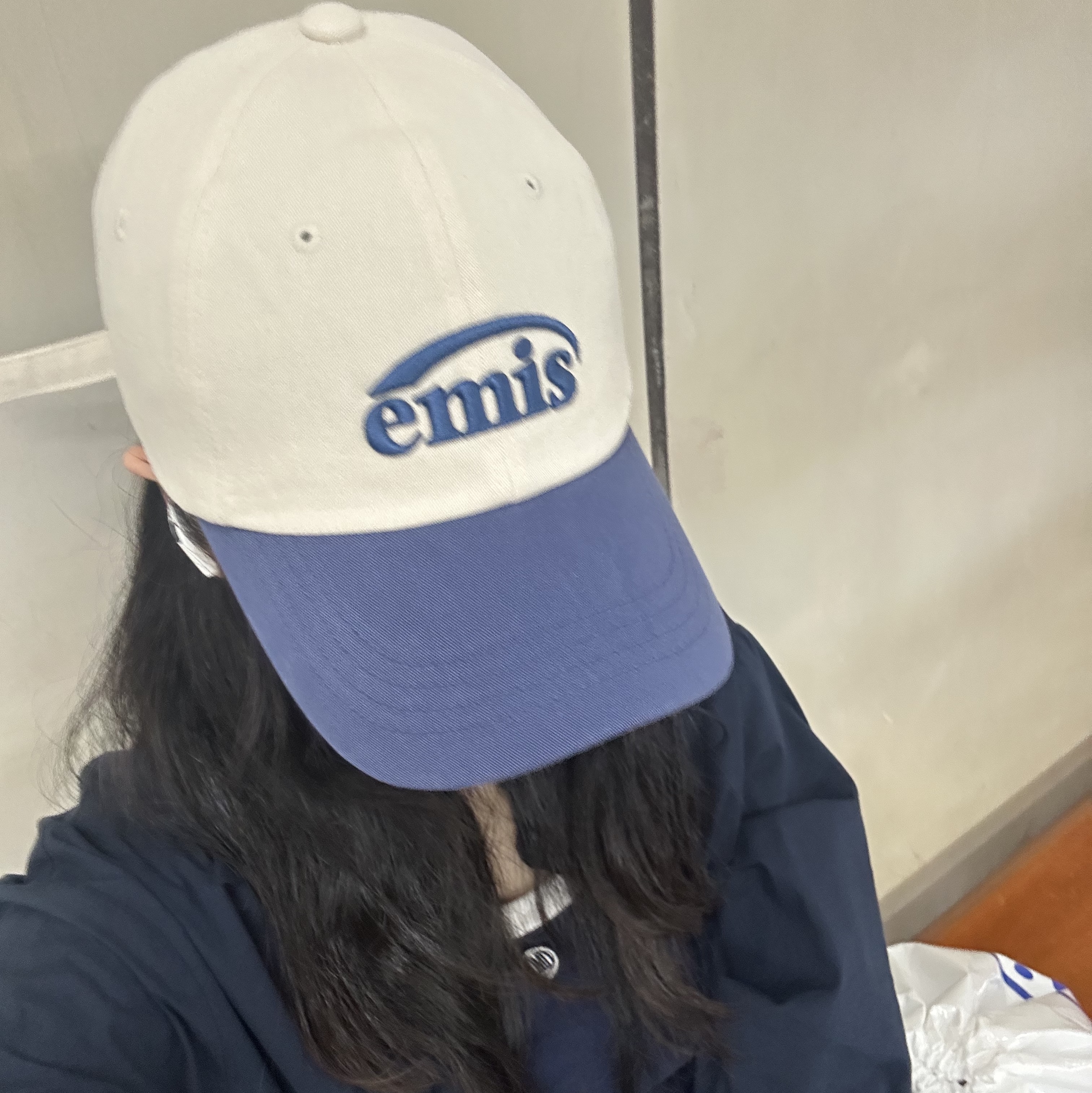 Emis New Logo Ball Cap Two Tone Navy 착용 스타일 - 1