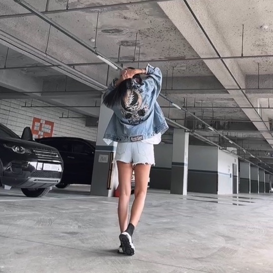 Thisisneverthat x Grateful Dead Lightning Trucker Jacket Washed Blue, (W) Balenciaga Speed Trainer Black White 2021/2022 착용 스타일 - 1