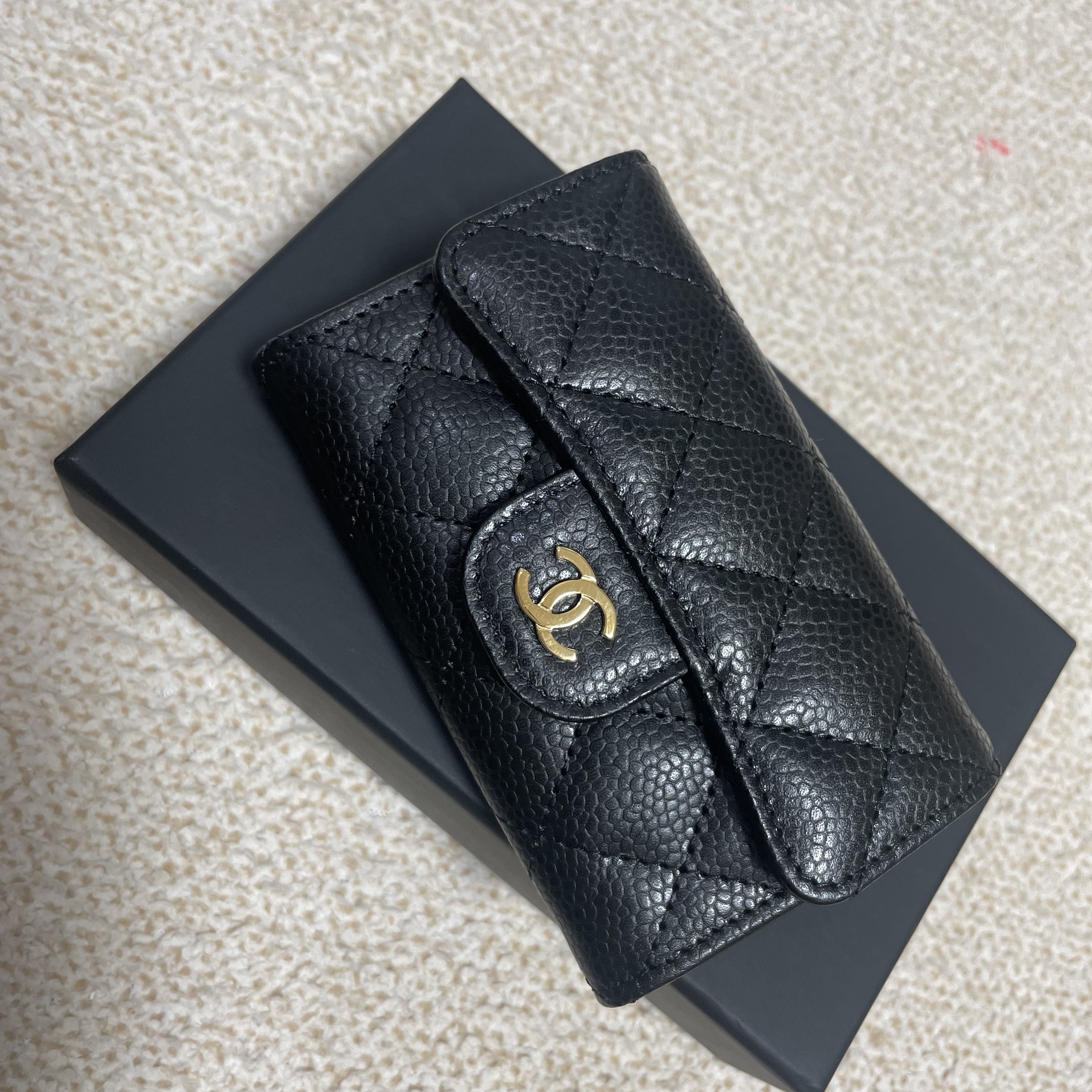 Chanel Classic Card Holder Grained Calfskin & Gold Black 착용 스타일