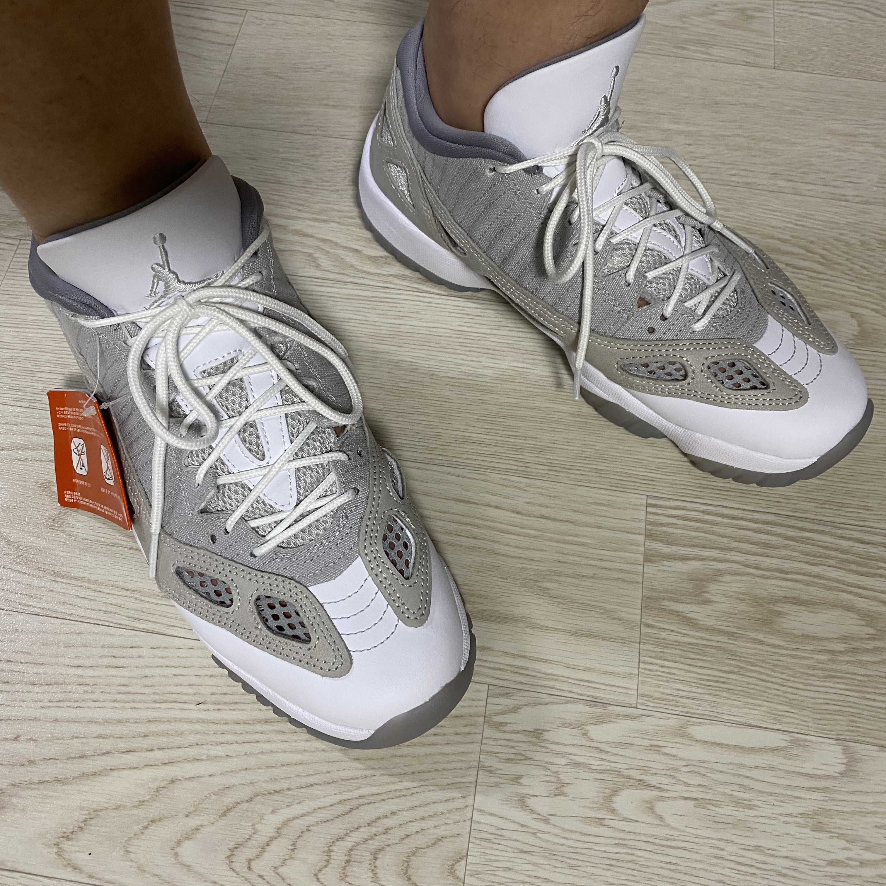 Jordan 11 Retro Low IE Light Orewood Brown 착용 스타일 - 3