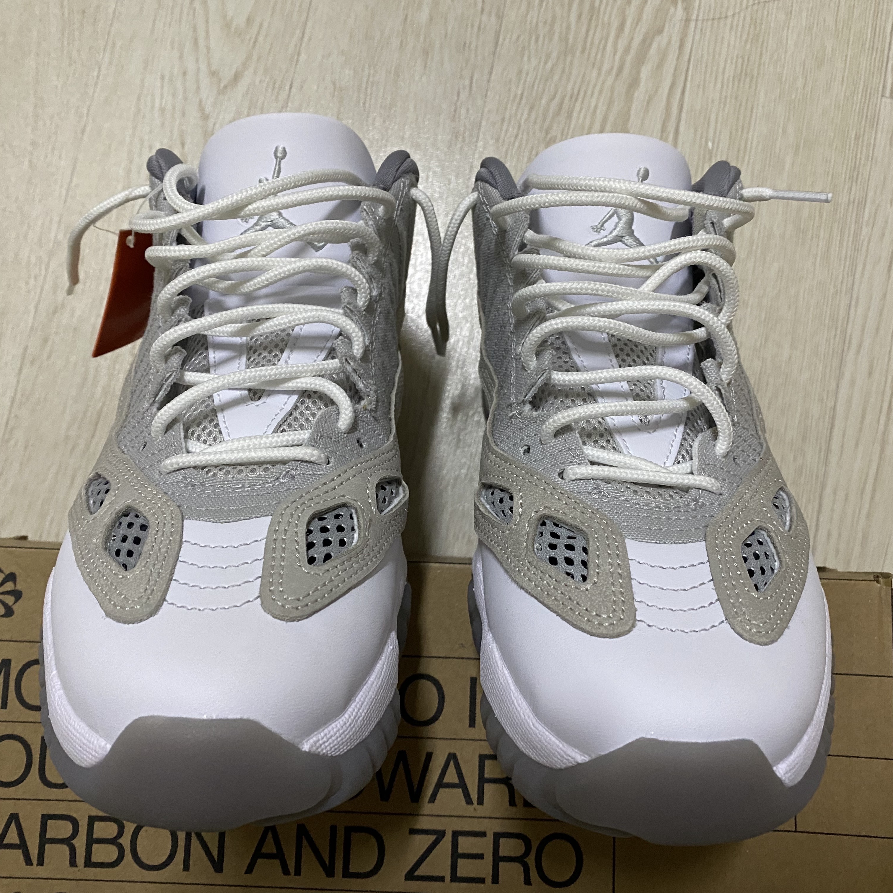 Jordan 11 Retro Low IE Light Orewood Brown 착용 스타일 - 2