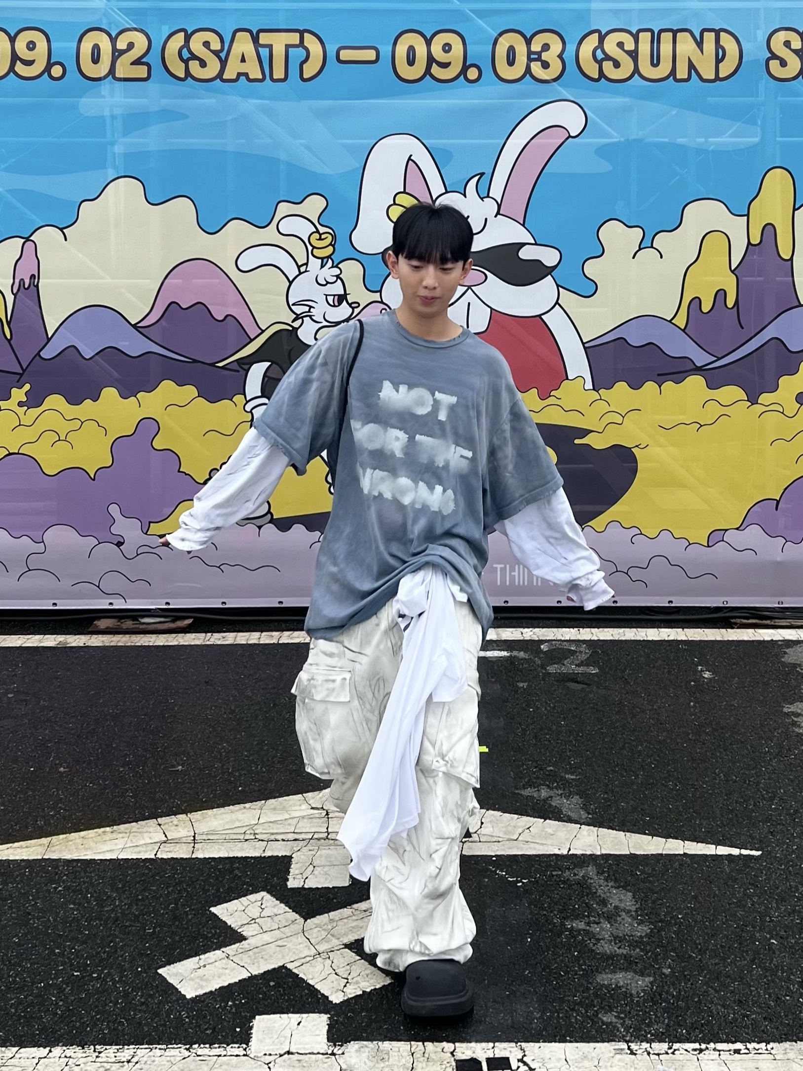Nos Couleurs Smudge Layered T-Shirt Blue, Nos Couleurs 01 Cargo Pants Dirty Washing 착용 스타일 - 3