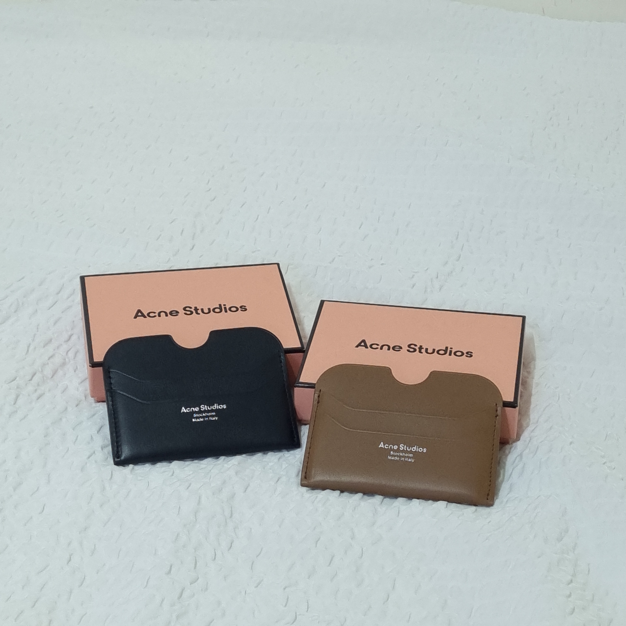Acne Studios Elmas Large Card Holder Black, Acne Studios Elmas Large Card Holder Camel Brown 착용 스타일