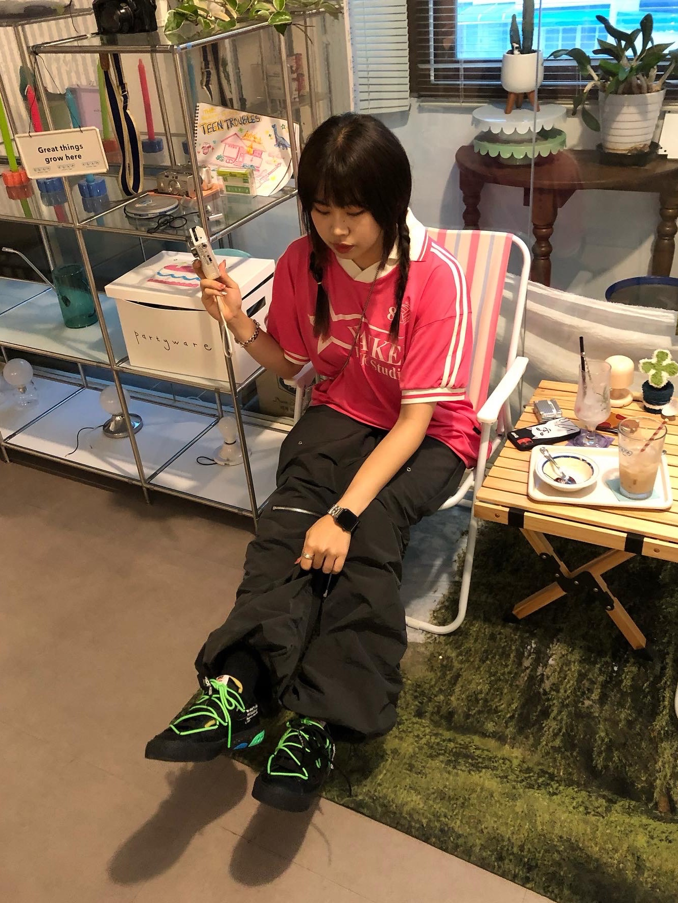 Nike x Off-White Blazer Low '77 Black and Electro Green 착용 스타일 - 1