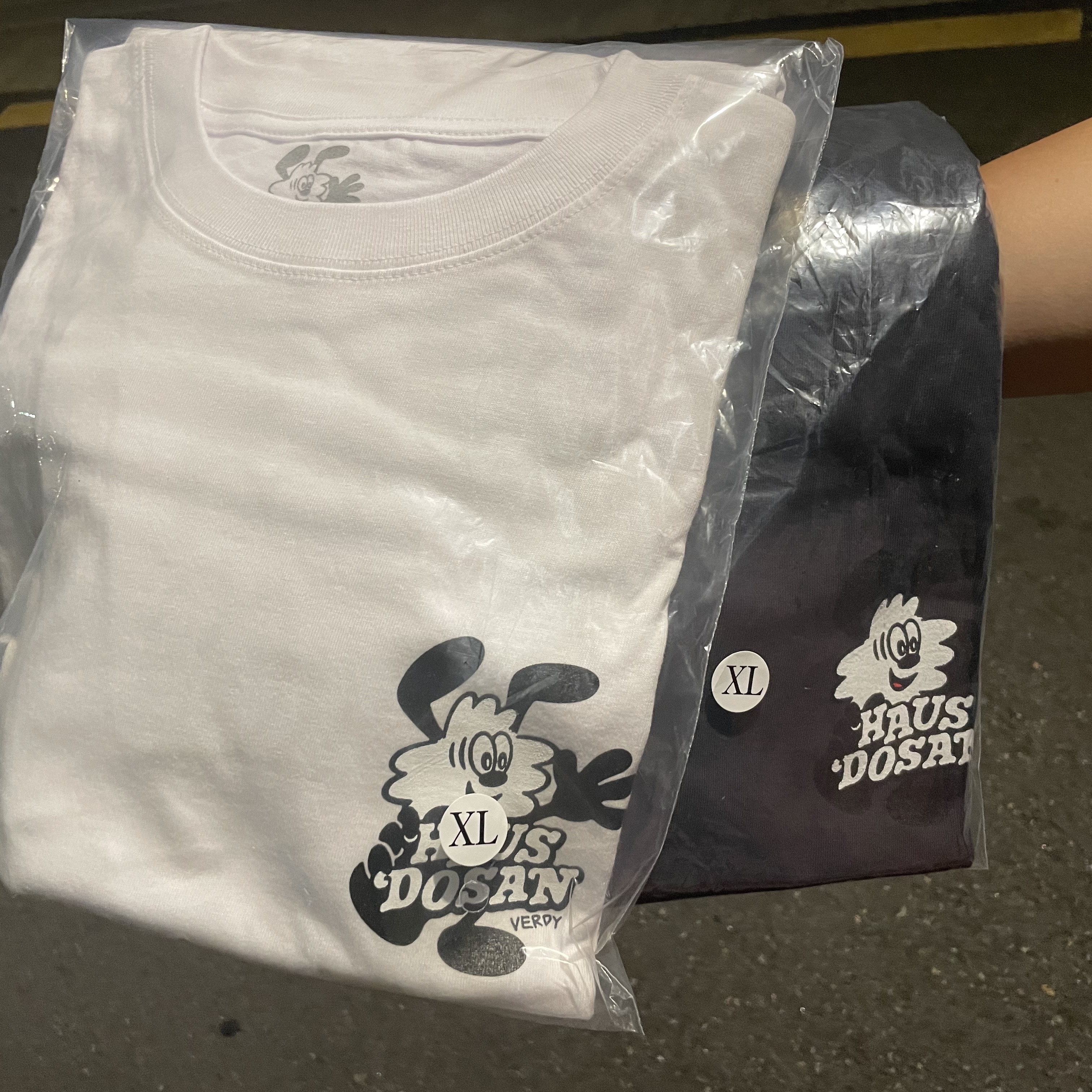 Verdy x Haus Dosan T-Shirt White, Verdy x Haus Dosan T-Shirt Black 착용 스타일