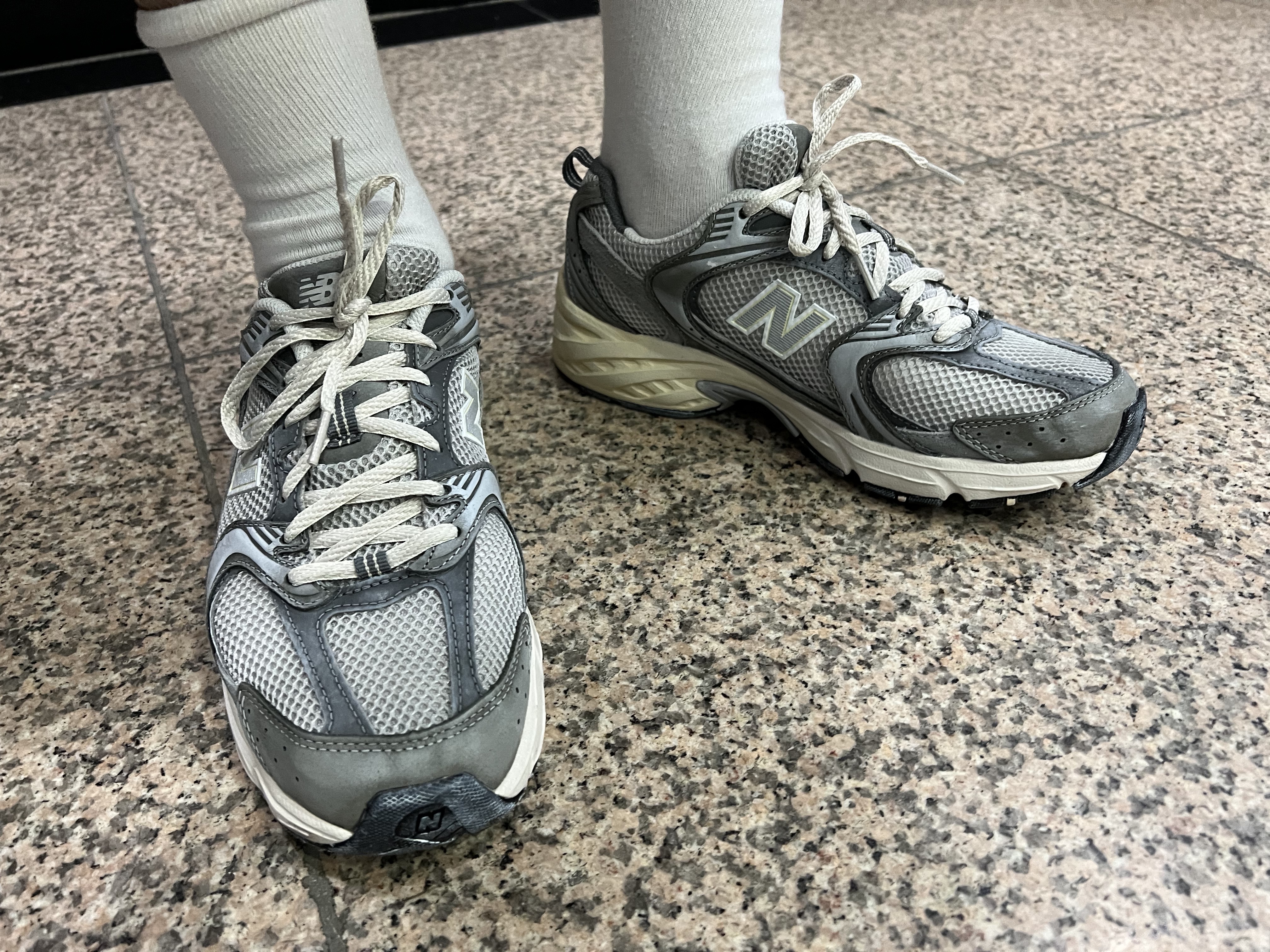 New Balance 530 Premium Vintage Grey Matter 착용 스타일 - 2