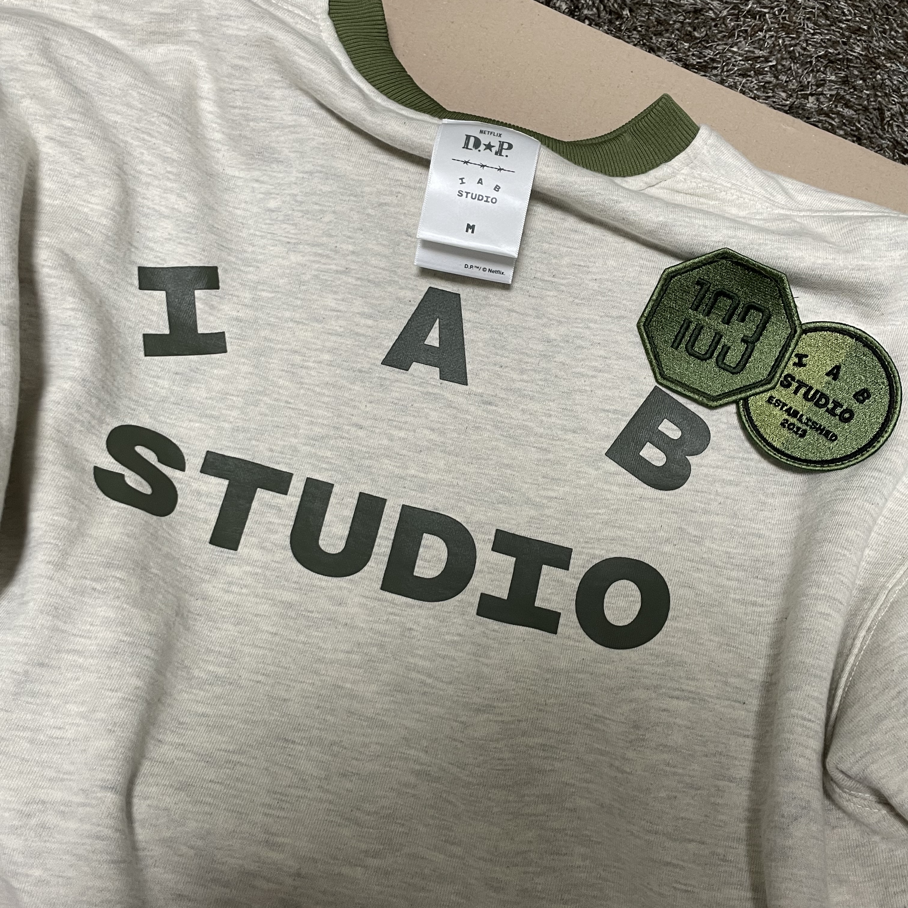 IAB Studio x D.P. Reversible Sweatshirt Oatmeal Ranger Green 착용 스타일