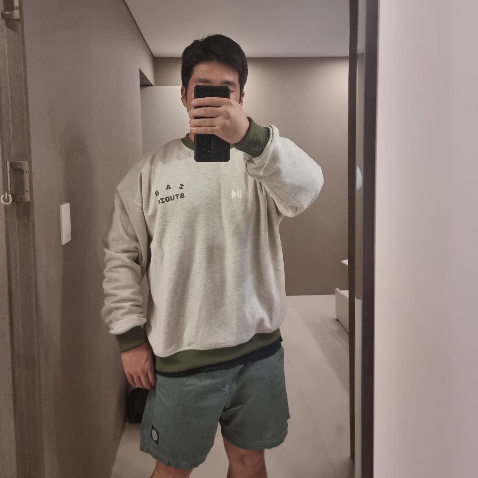 IAB Studio x D.P. Reversible Sweatshirt Oatmeal Ranger Green 착용 스타일 - 2