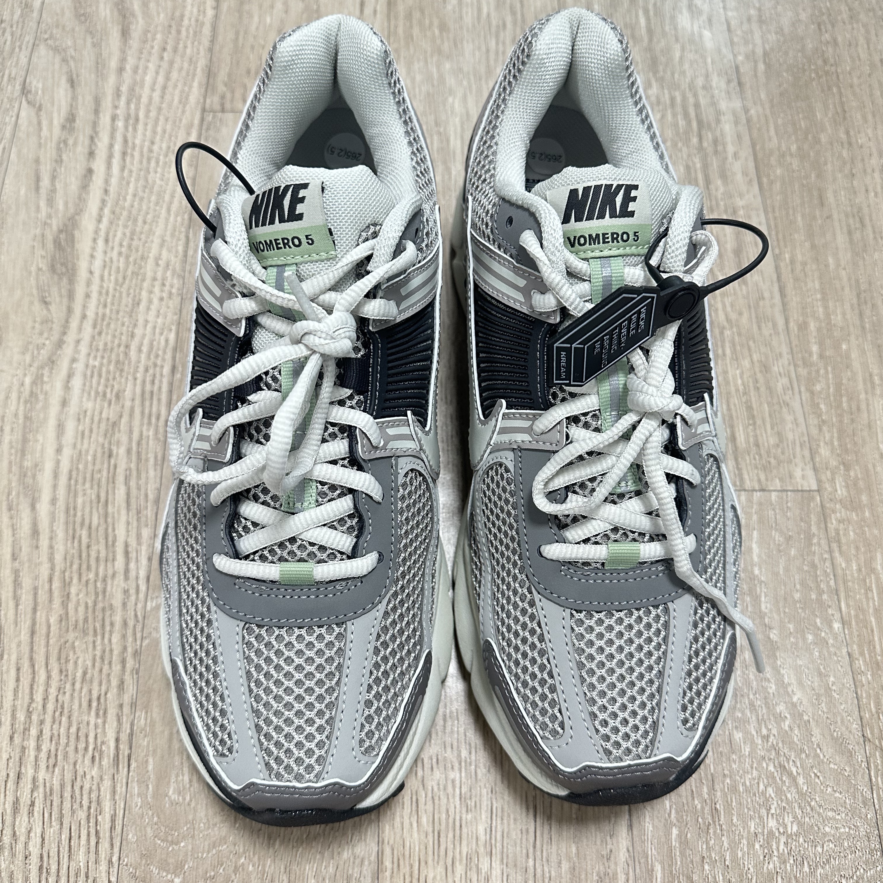 (W) Nike Zoom Vomero 5 Cobblestone and Flat Pewter 착용 스타일 - 2