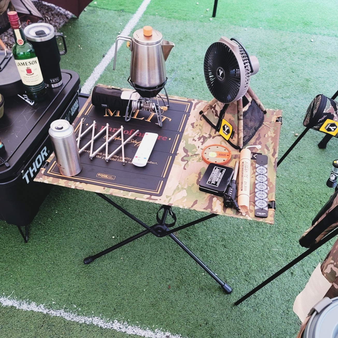 Helinox Tactical Table L Multicam 착용 스타일 - 1