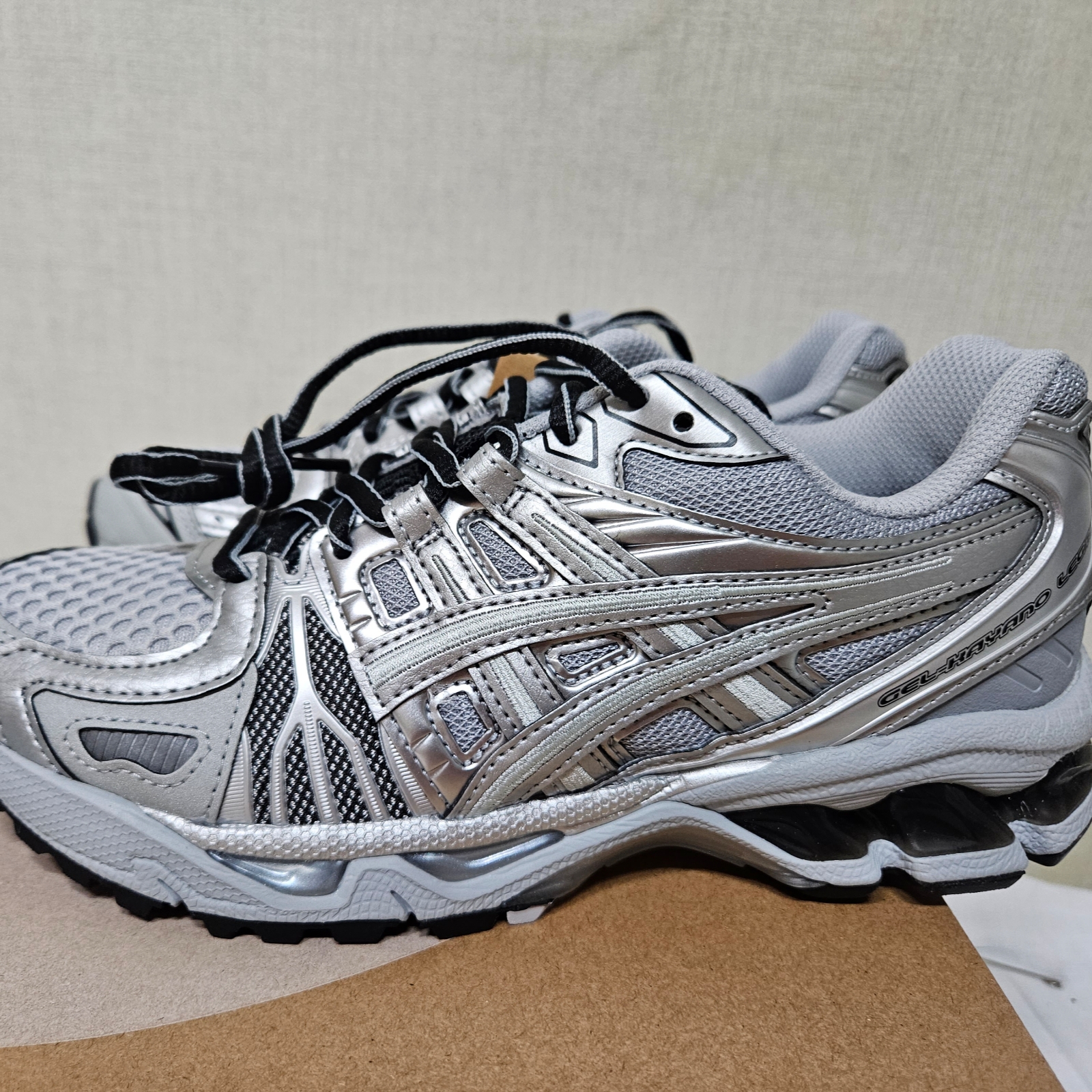 Asics Gel-Kayano Legacy Pure Silver 착용 스타일
