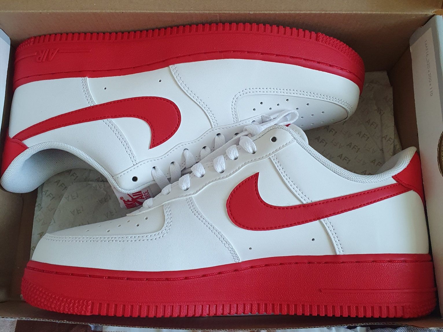 Nike Air Force 1 Low White Red Midsole 착용 스타일