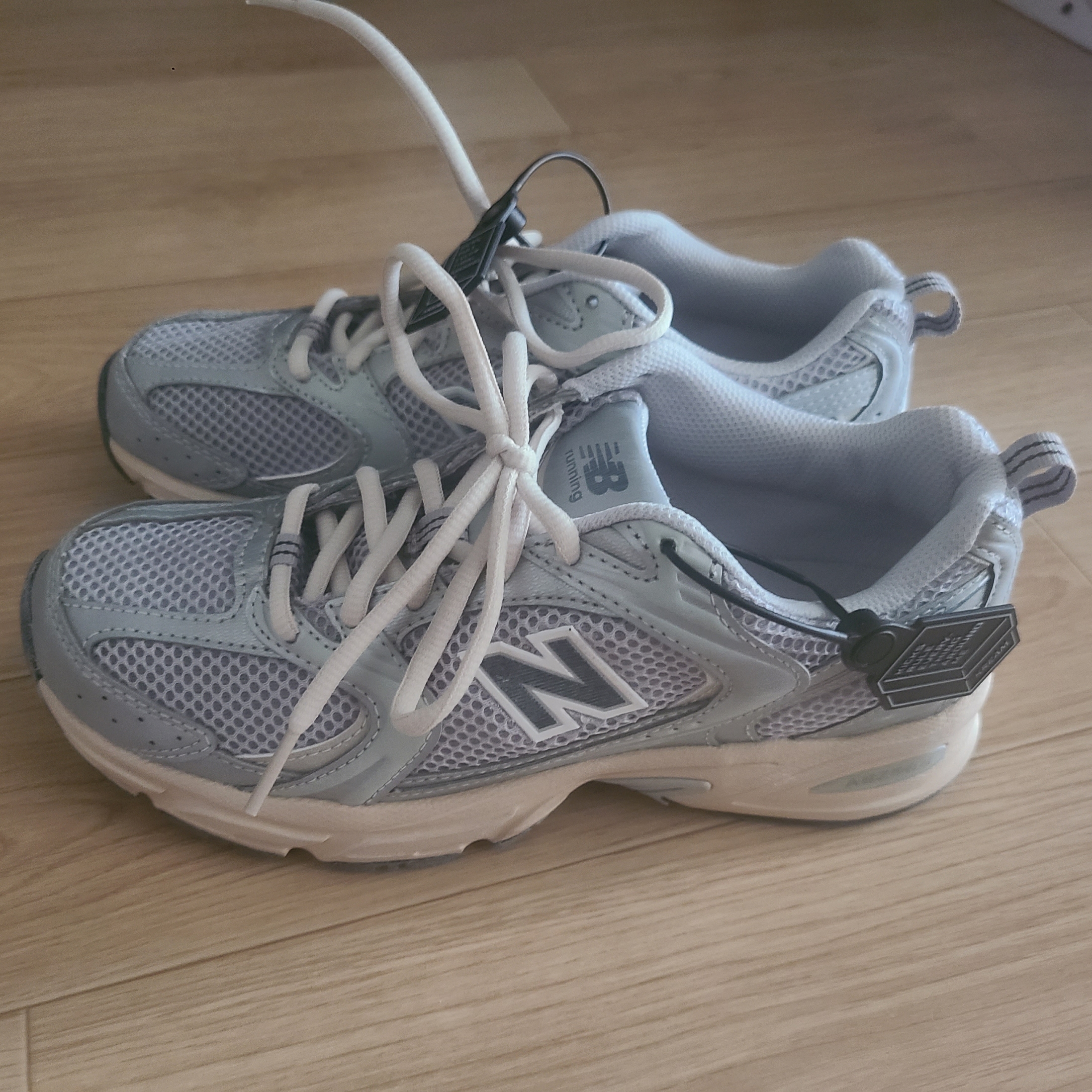 New Balance 530 Vintage Metallic Silver 착용 스타일
