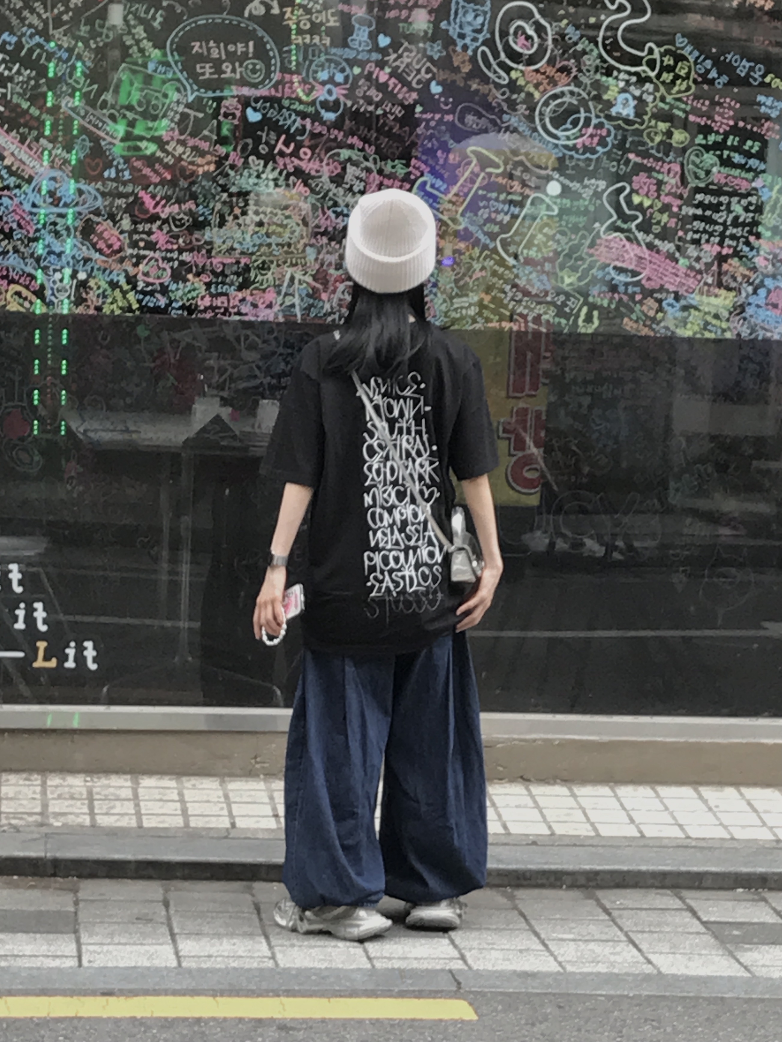 Stussy x Born X Raised Handstyles T-Shirt Black, Diesel 1DR Mini Bag in Mirrored Leather Silver 착용 스타일 - 1