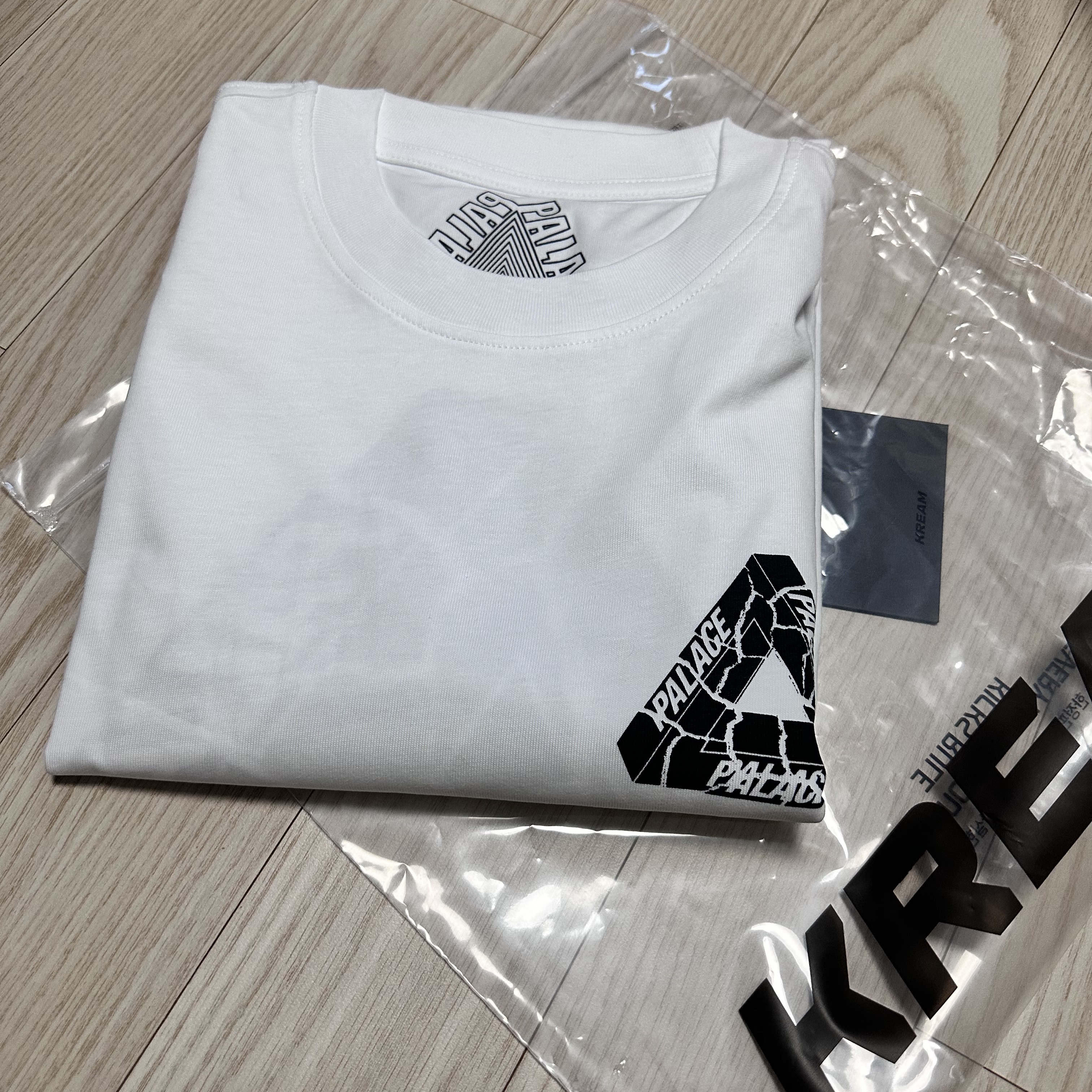 Palace Tri-Ripped T-Shirt White - 23FW 착용 스타일 - 1