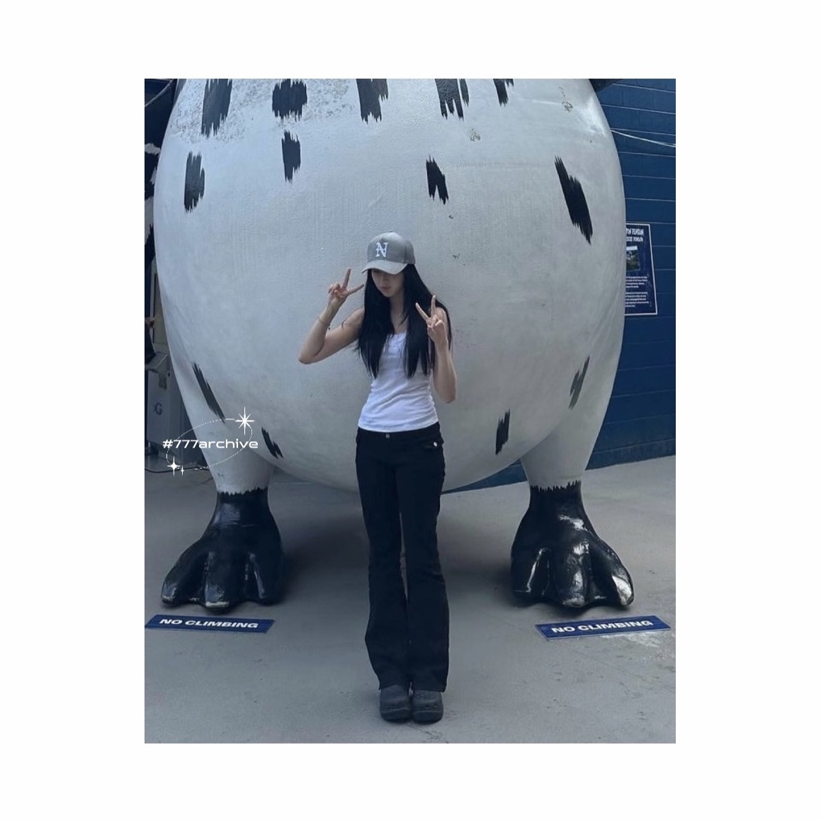 (W) Balenciaga x Crocs Mule Black 착용 스타일 - 1