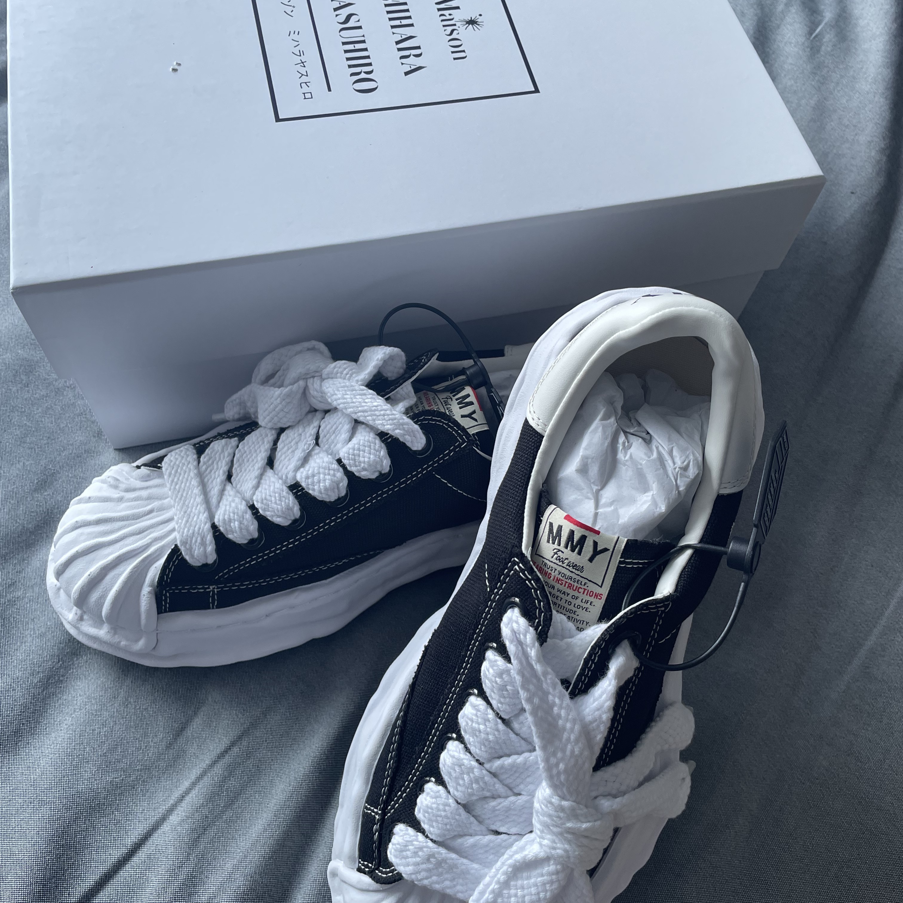 Maison Mihara Yasuhiro Blakey OG Sole Canvas Low-top Sneakers Black White 착용 스타일 - 1