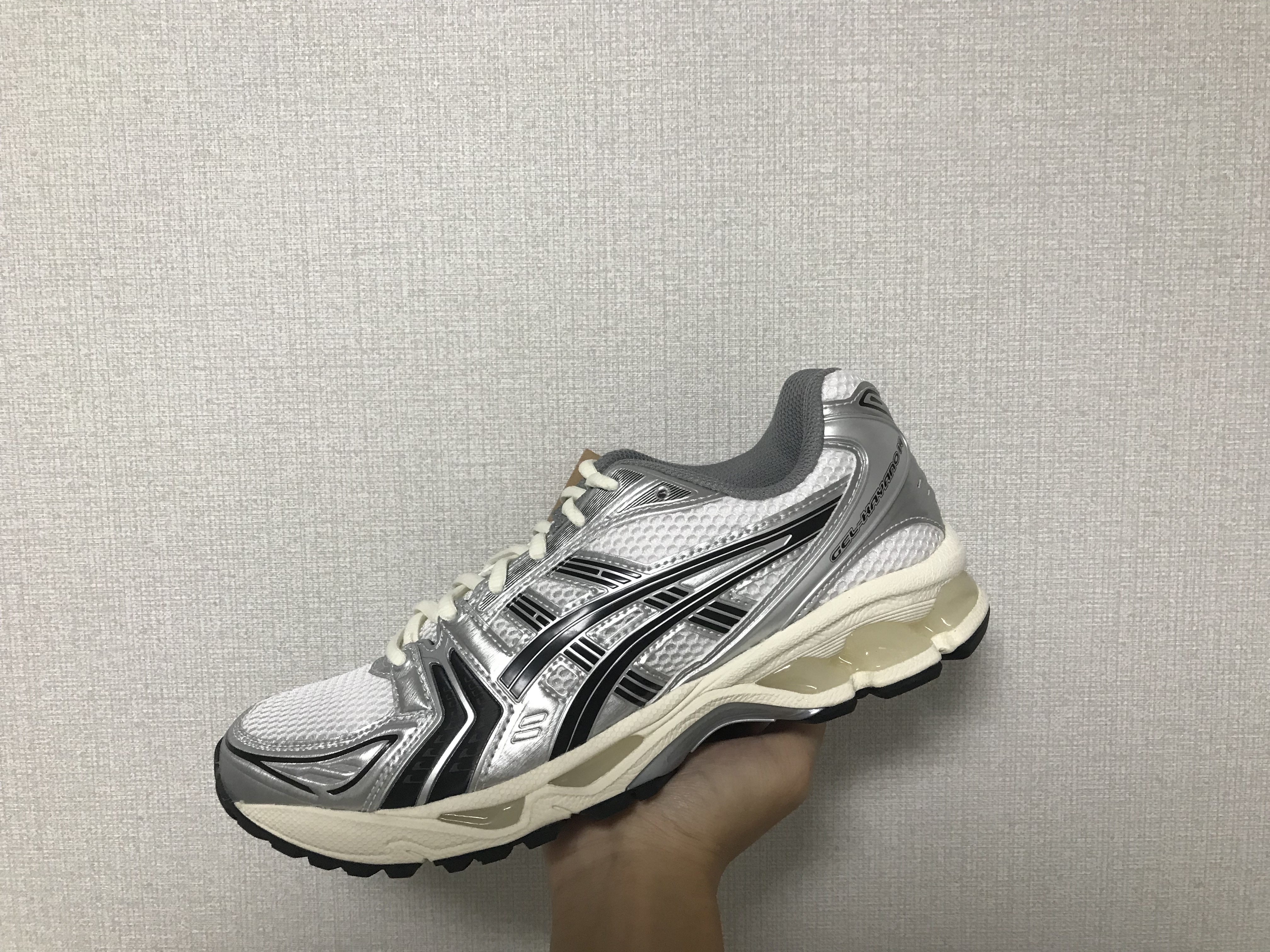 Asics Gel-Kayano 14 Cream Black, (W) Asics Gel-Kayano 14 White Midnight 착용 스타일 - 2
