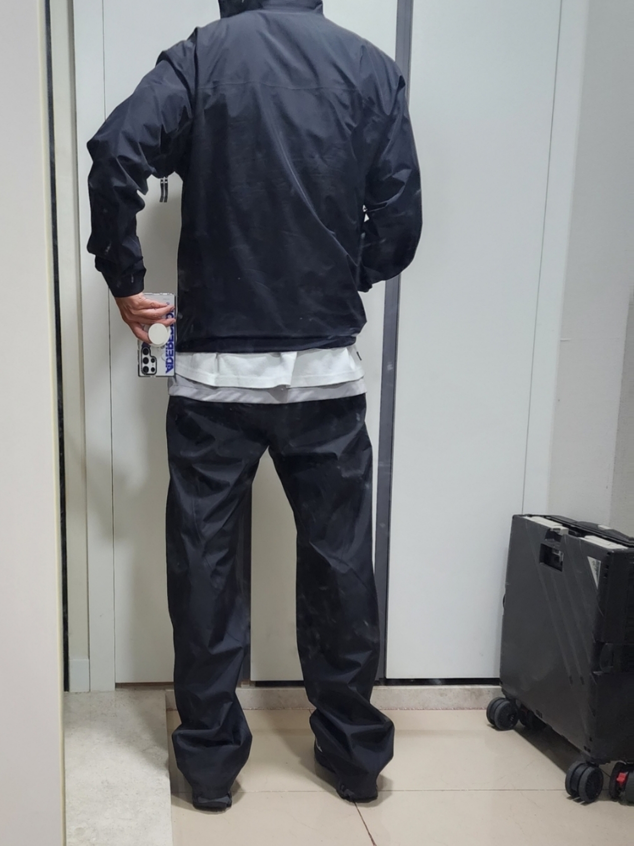Arc'teryx Beta LT Jacket Black, Salomon XT-6 Gore-Tex Black Ebony 착용 스타일 - 3