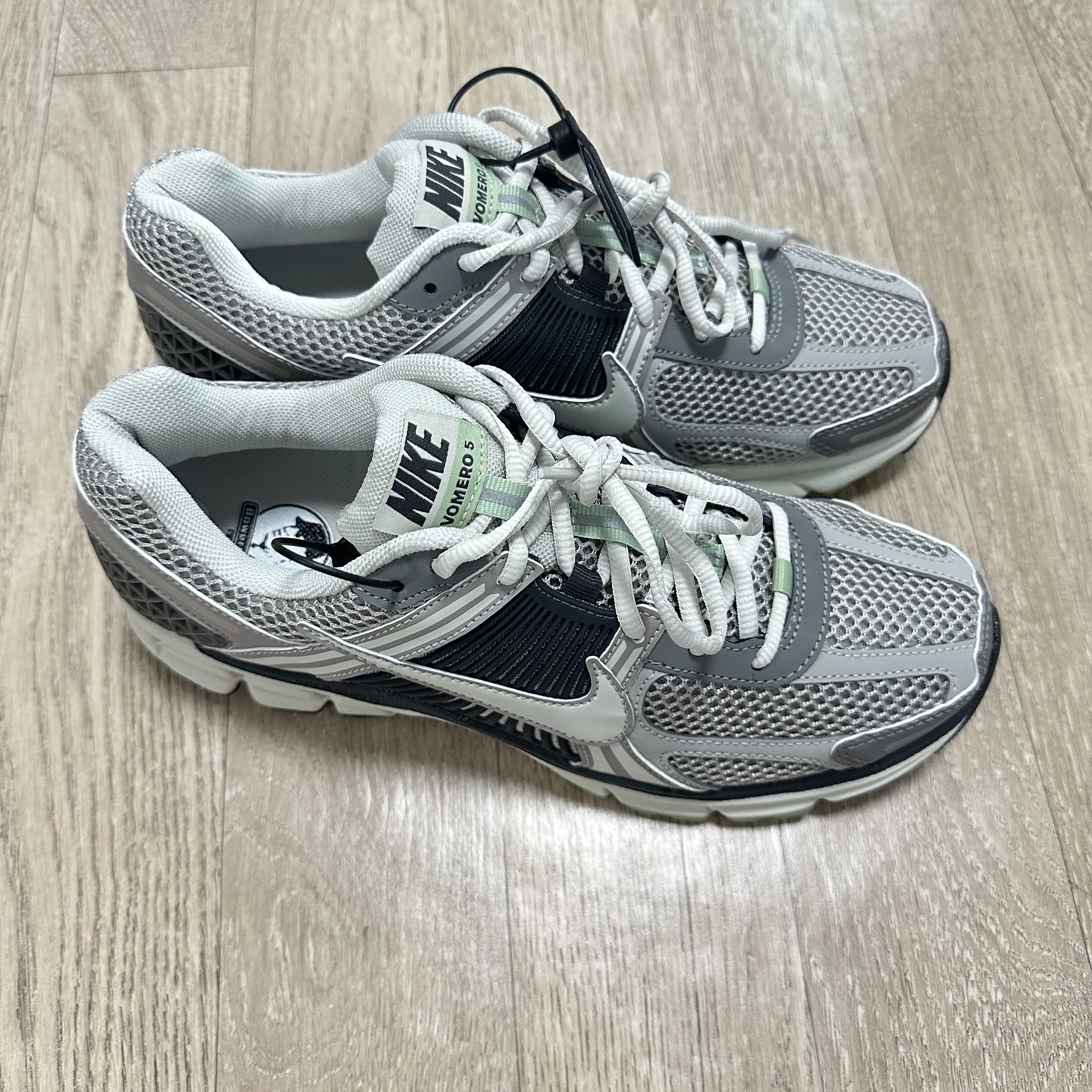 (W) Nike Zoom Vomero 5 Cobblestone and Flat Pewter 착용 스타일 - 1
