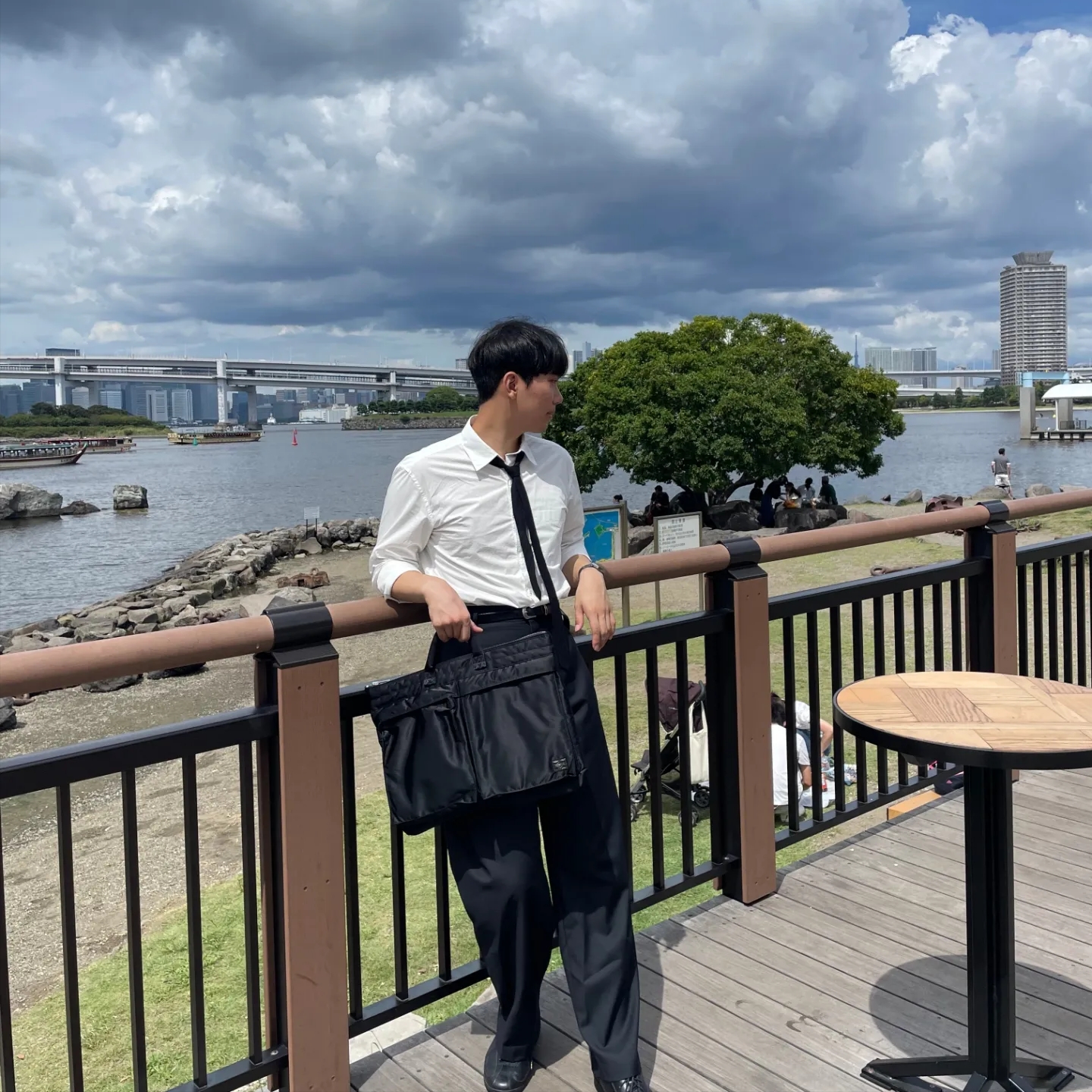 Porter Tanker Short Helmet Bag Black 착용 스타일 - 1