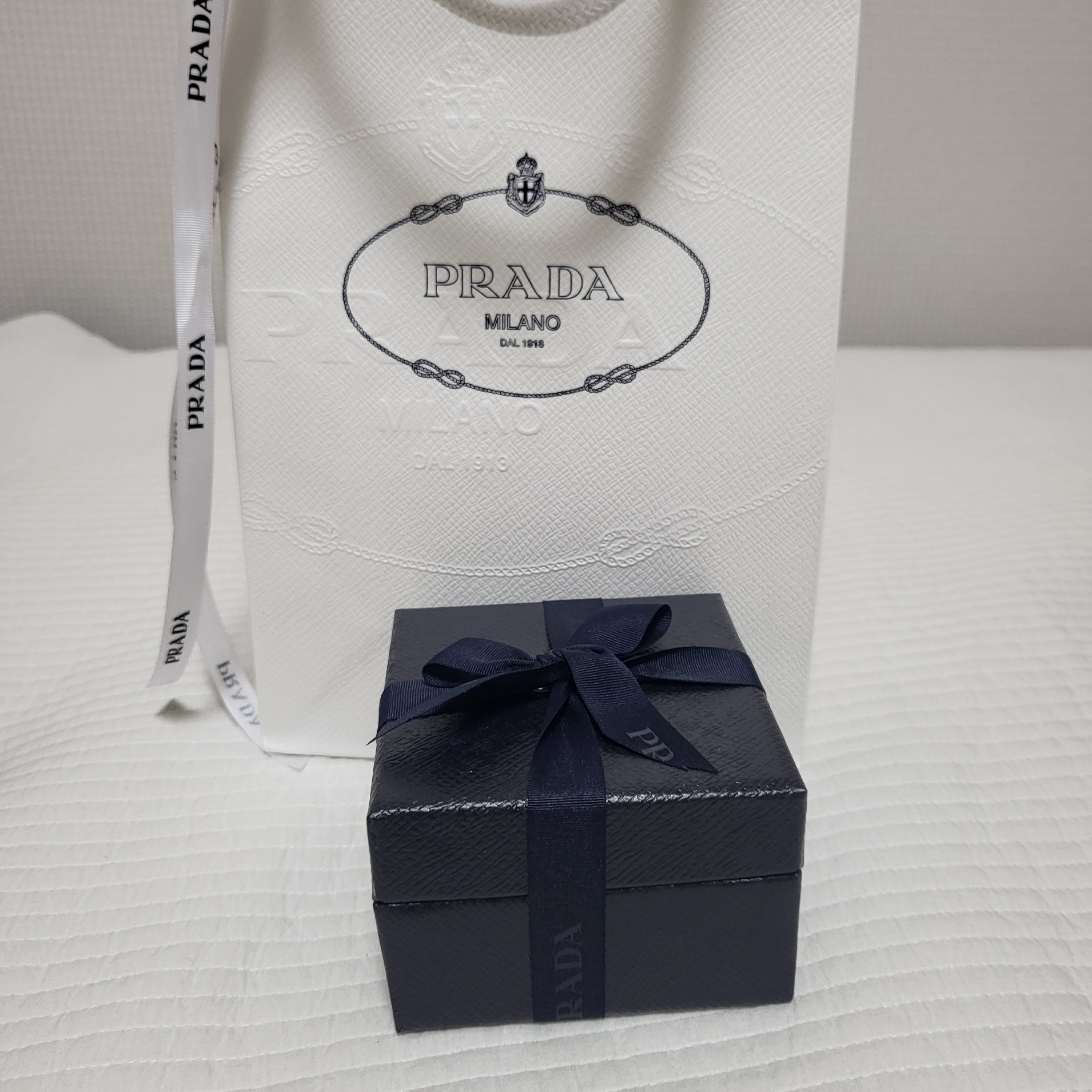 Prada Triangle Logo Pouch Keyring Black 착용 스타일 - 1