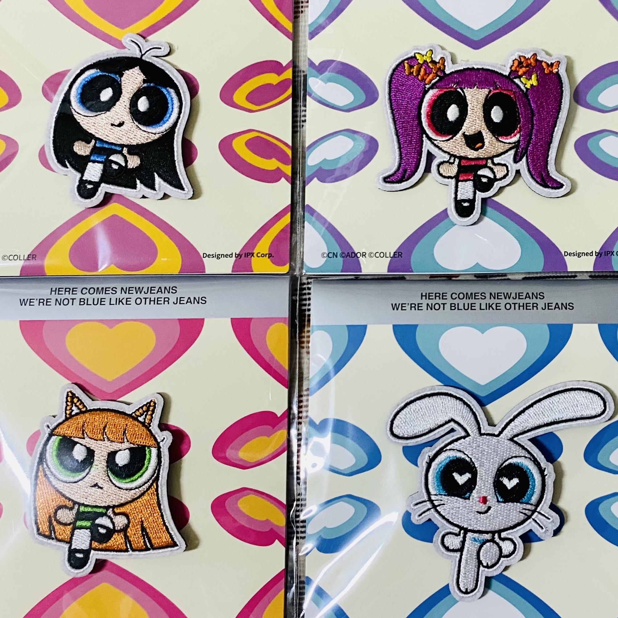 NewJeans x The Powerpuff Girls Coller Wappen Reverse Sticon Haerin, NewJeans x The Powerpuff Girls Coller Wappen Reverse Sticon Bunny 착용 스타일