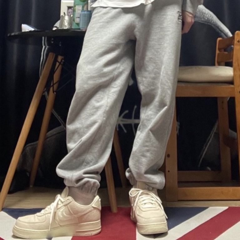Nike x Stussy NRG Fleece Pants Dark Grey Heather (DO9340-063), Nike x Stussy Air Force 1 Low Fossil 착용 스타일