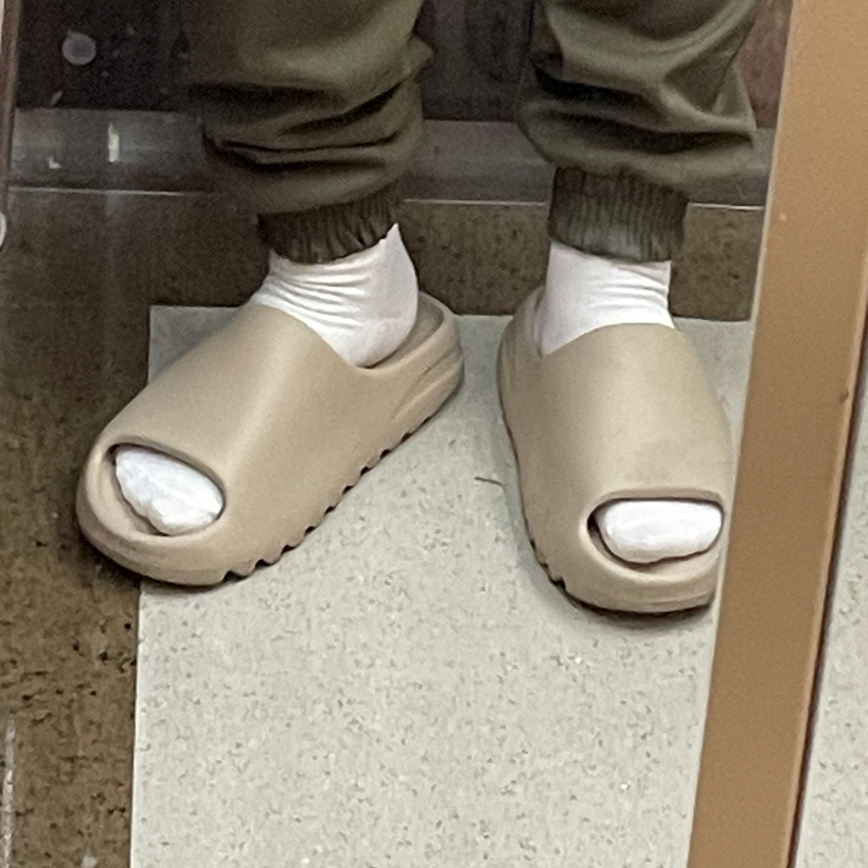 Adidas Yeezy Slide Pure - Re-Release Ver. 착용 스타일