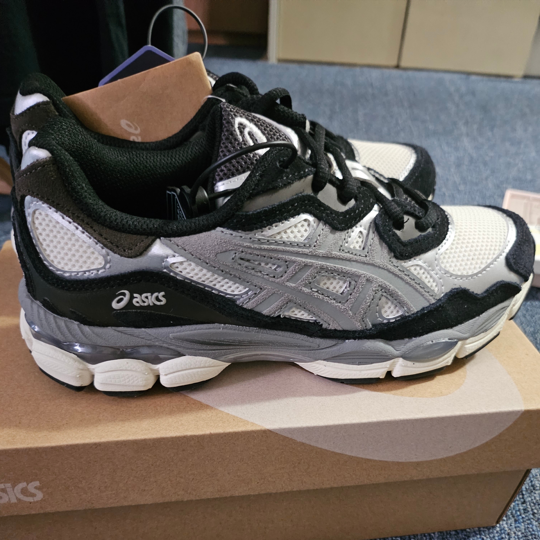 Asics Gel-NYC Ivory Clay Grey 착용 스타일