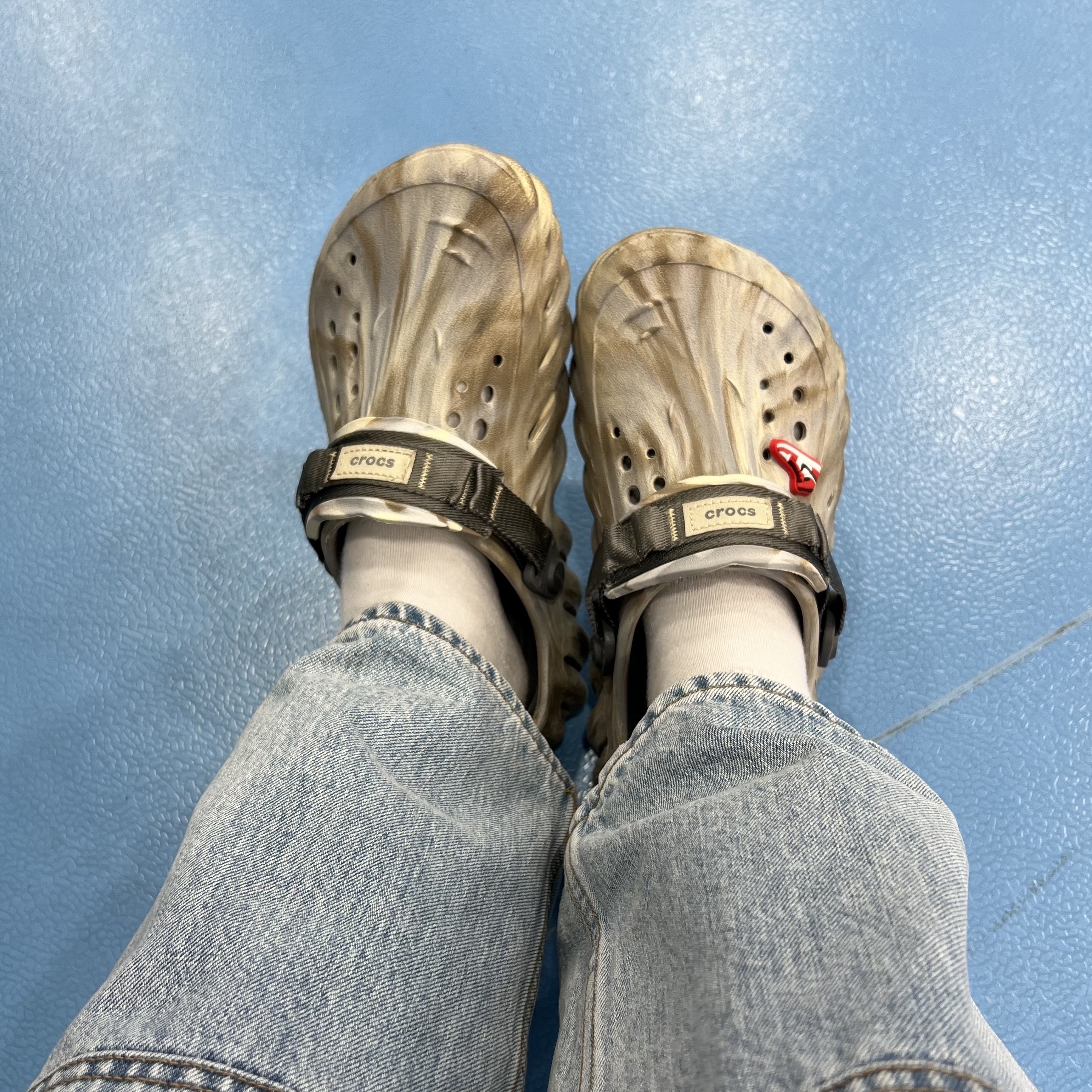 Crocs Echo Marbled Clog Bone Multi 착용 스타일