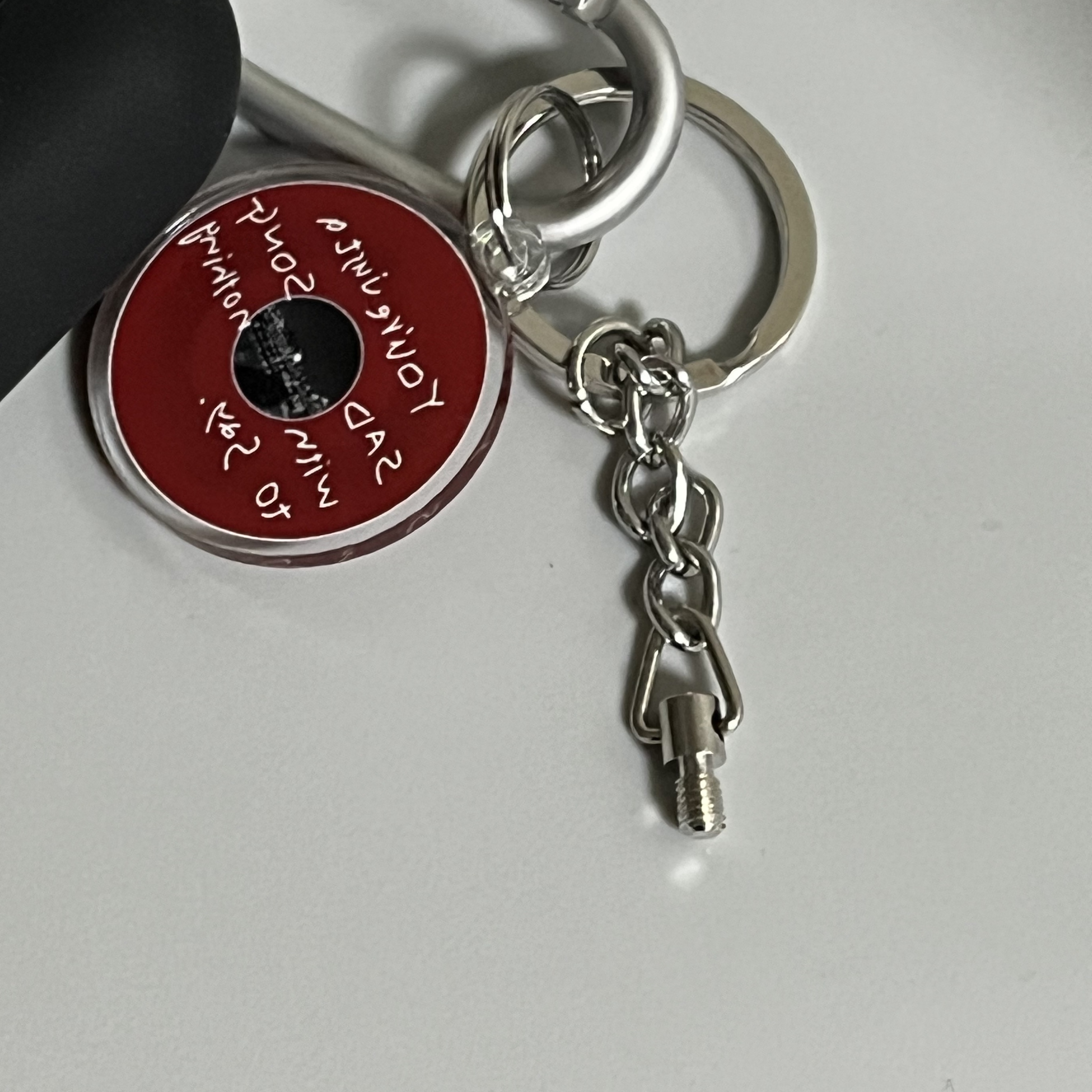 Stussy 8 Ball Keychain Black 착용 스타일