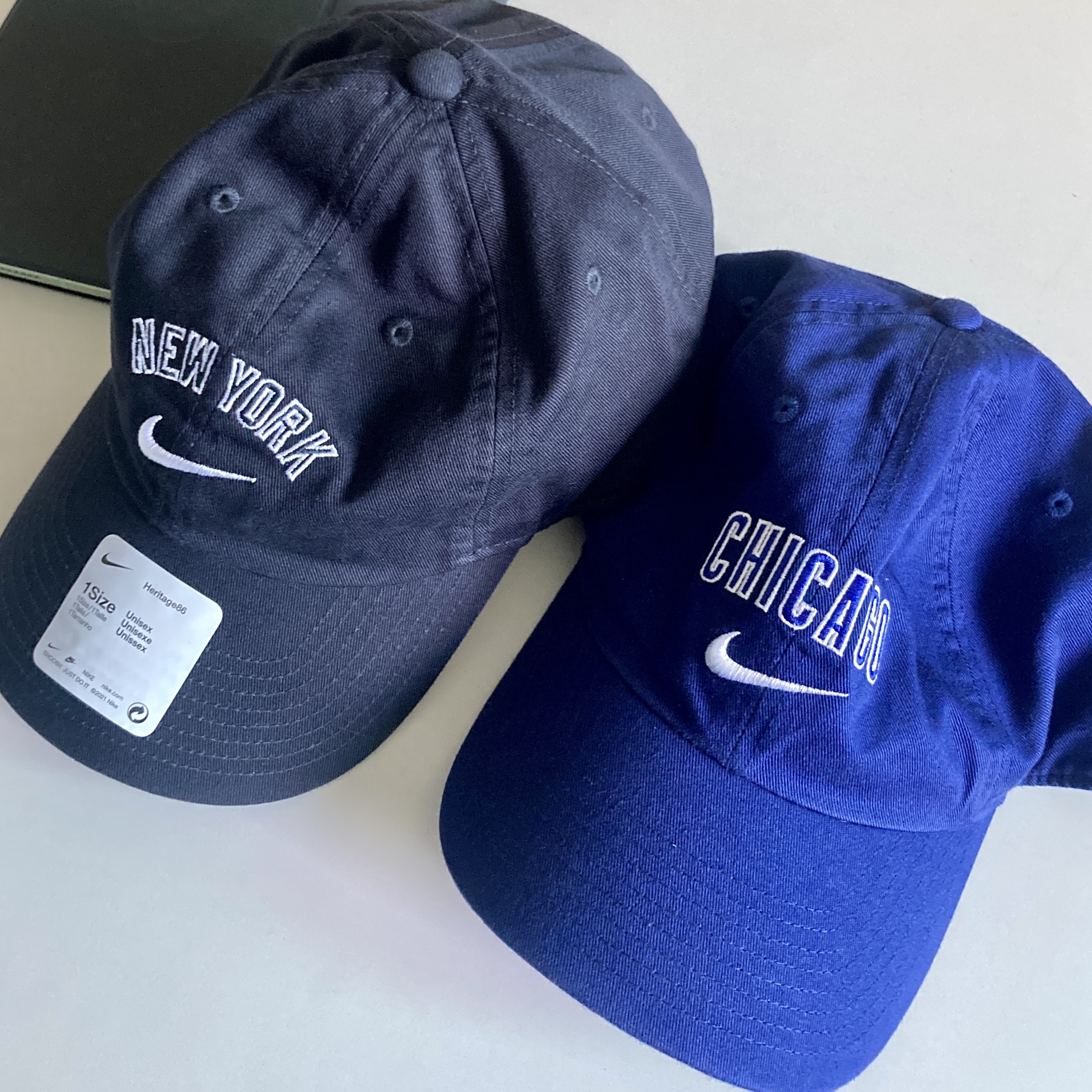 Nike Heritage 86 Wordmark Swoosh MLB New York Yankees Adjustable Hat Navy, Nike Heritage 86 Wordmark Swoosh MLB Chicago Cubs Adjustable Hat Royal 착용 스타일