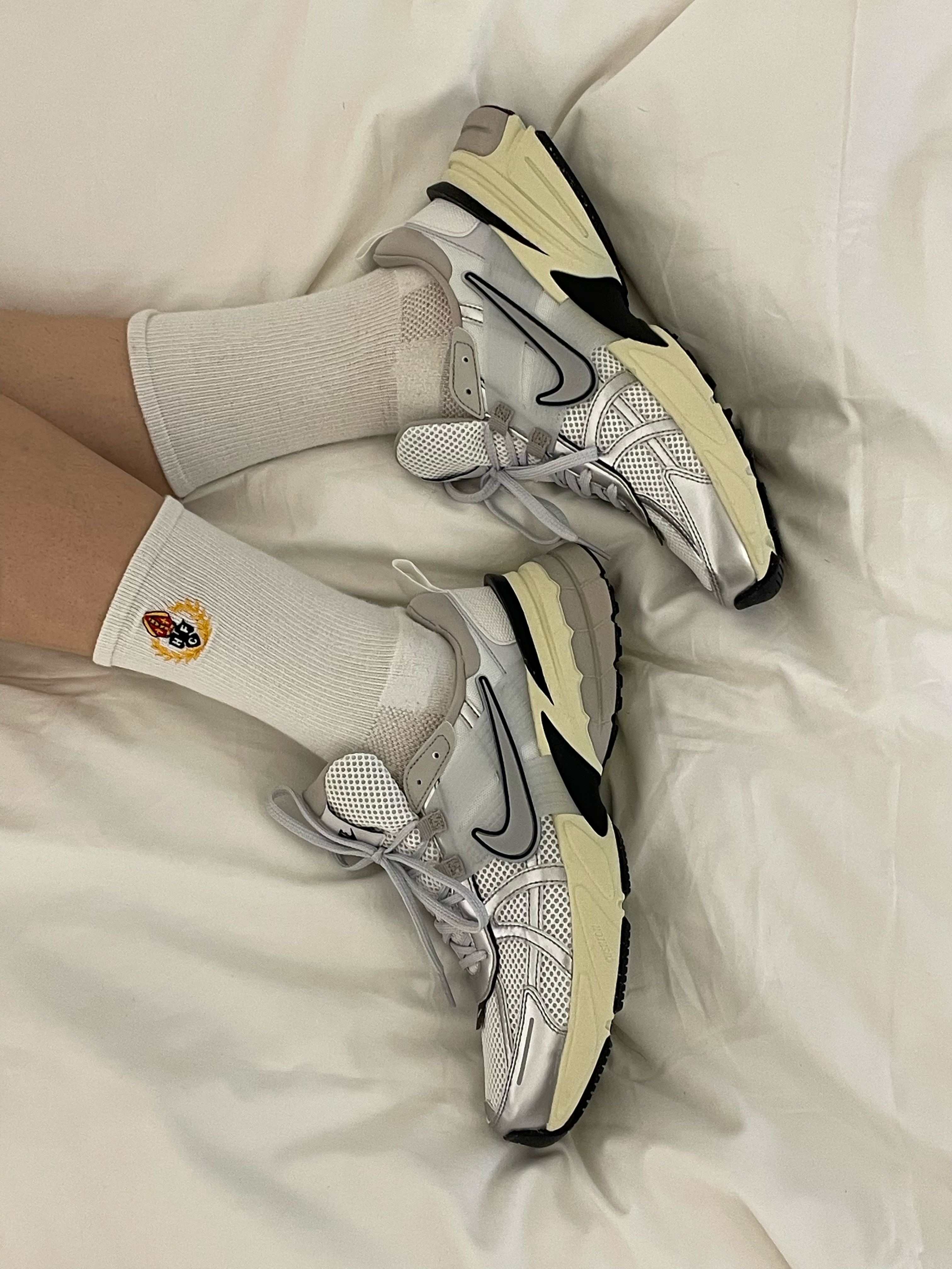 Nike V2K Run Summit White Metallic Silver 착용 스타일 - 3