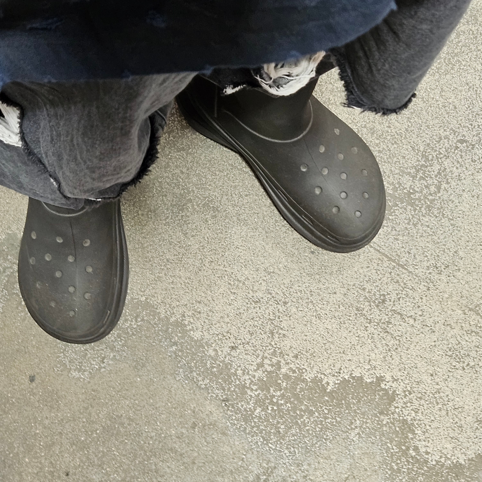 (W) Balenciaga x Crocs Rubber Boot Black 착용 스타일