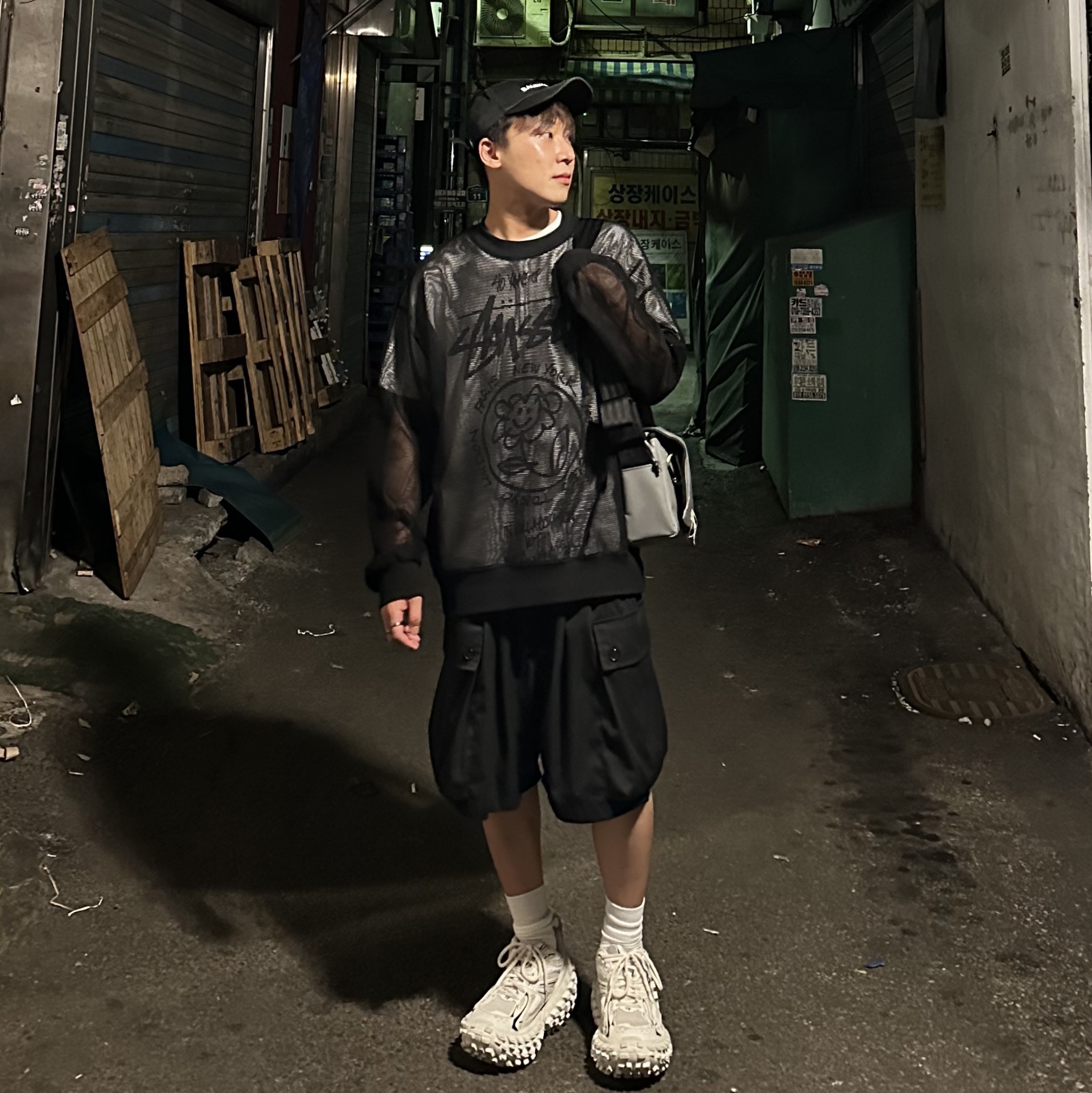 Balenciaga Logo Cap Black, Stussy x Marc Jacobs 40 WT T-Shirt 착용 스타일 - 3