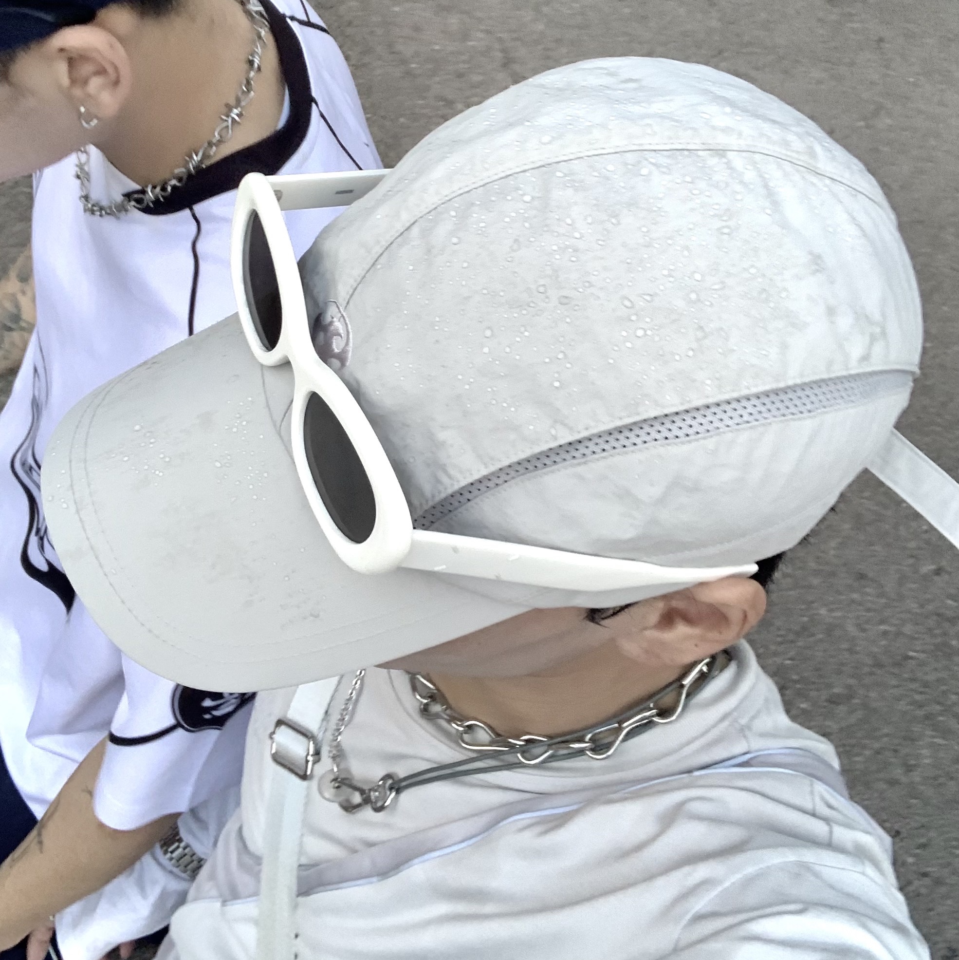 Gentle Monster x Maison Margiela MM004 White Black, Sansan Gear Wing Cap Grey - 23SS 착용 스타일 - 4