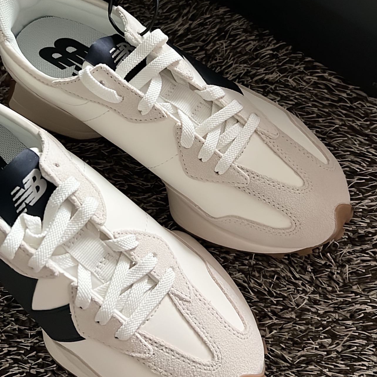(W) New Balance 327 Beige Gum 착용 스타일