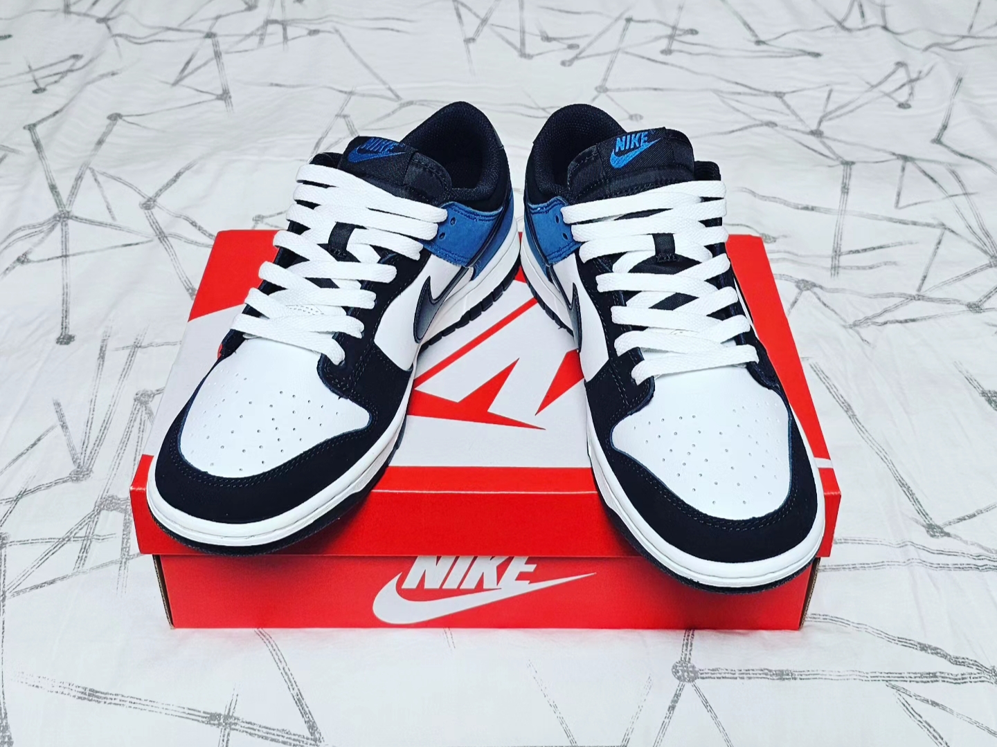 Nike Dunk Low Retro Summit White Industrial Blue 착용 스타일 - 3