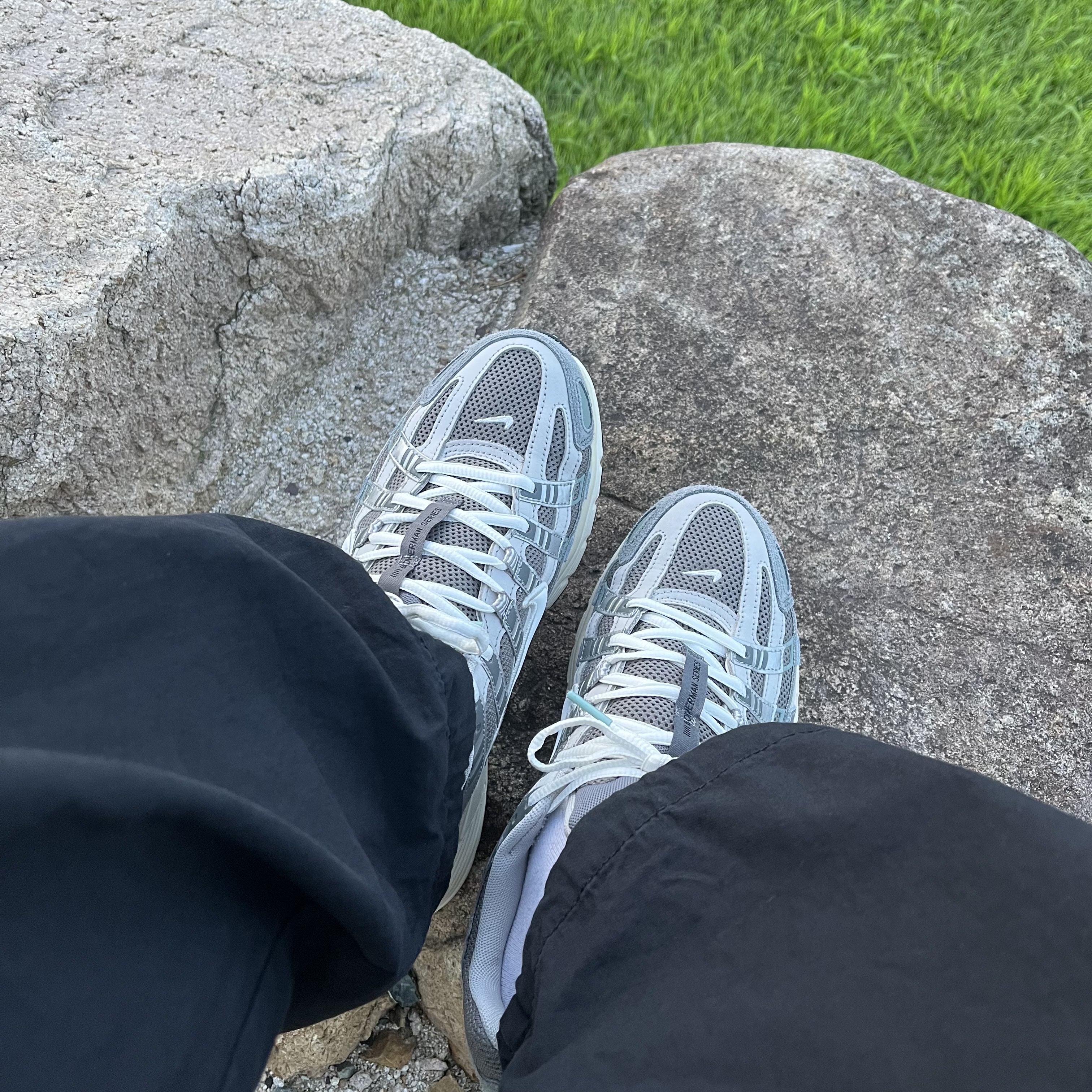 Nike P-6000 Flat Pewter Light Iron Ore 착용 스타일