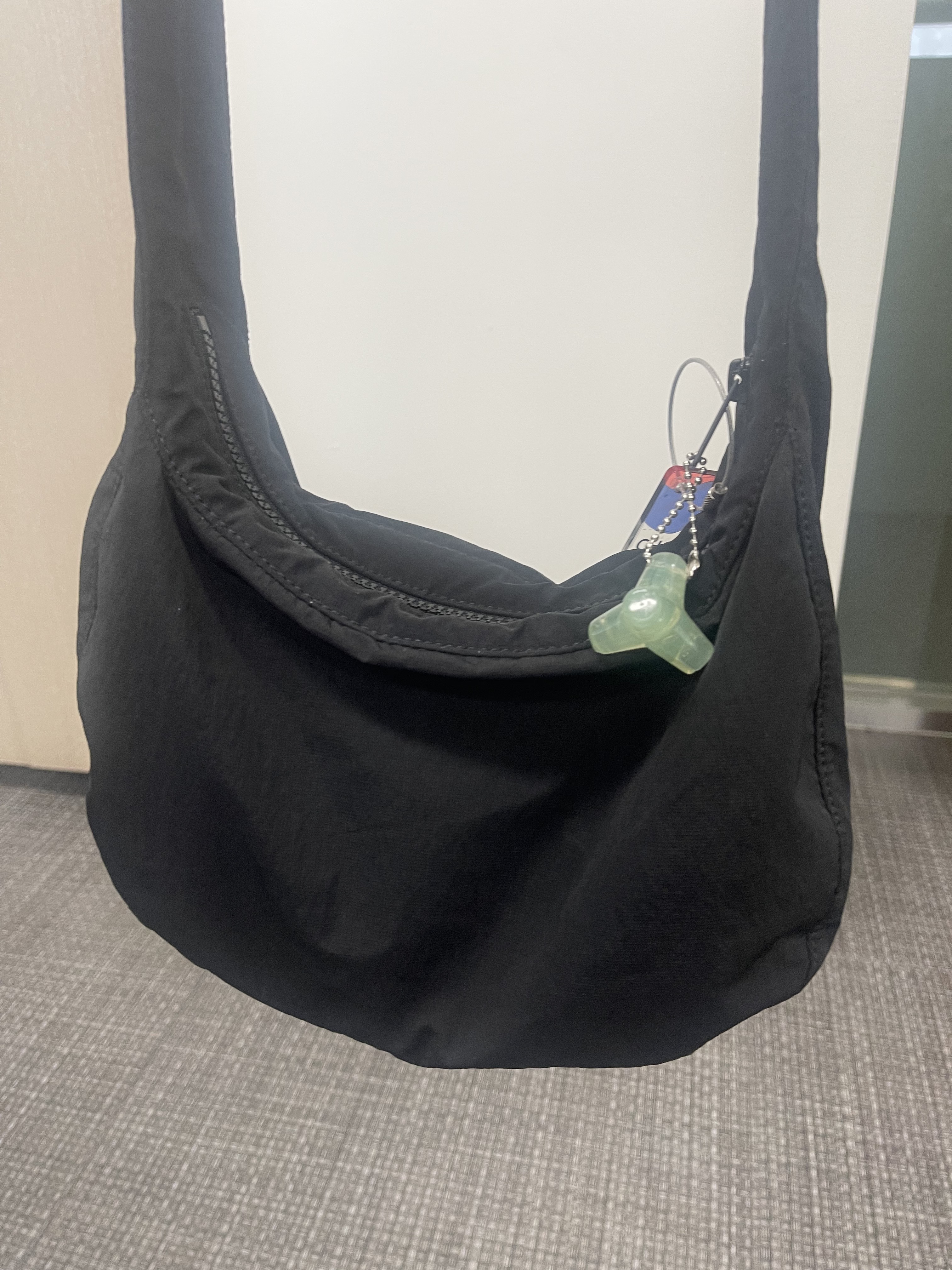 COS Nylon Crossbody Saddle Bag Black 착용 스타일