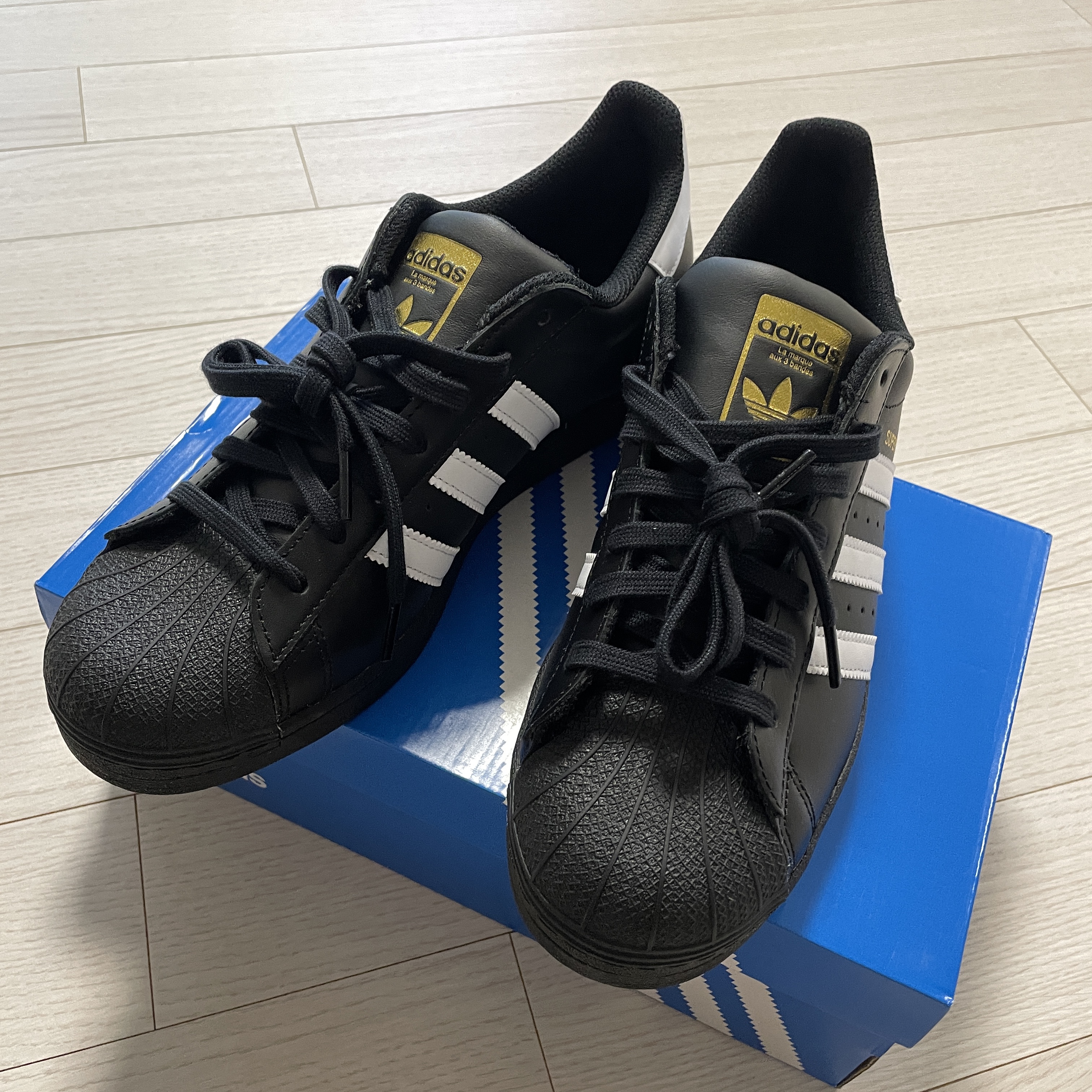 Adidas Superstar Core Black White 착용 스타일 - 1