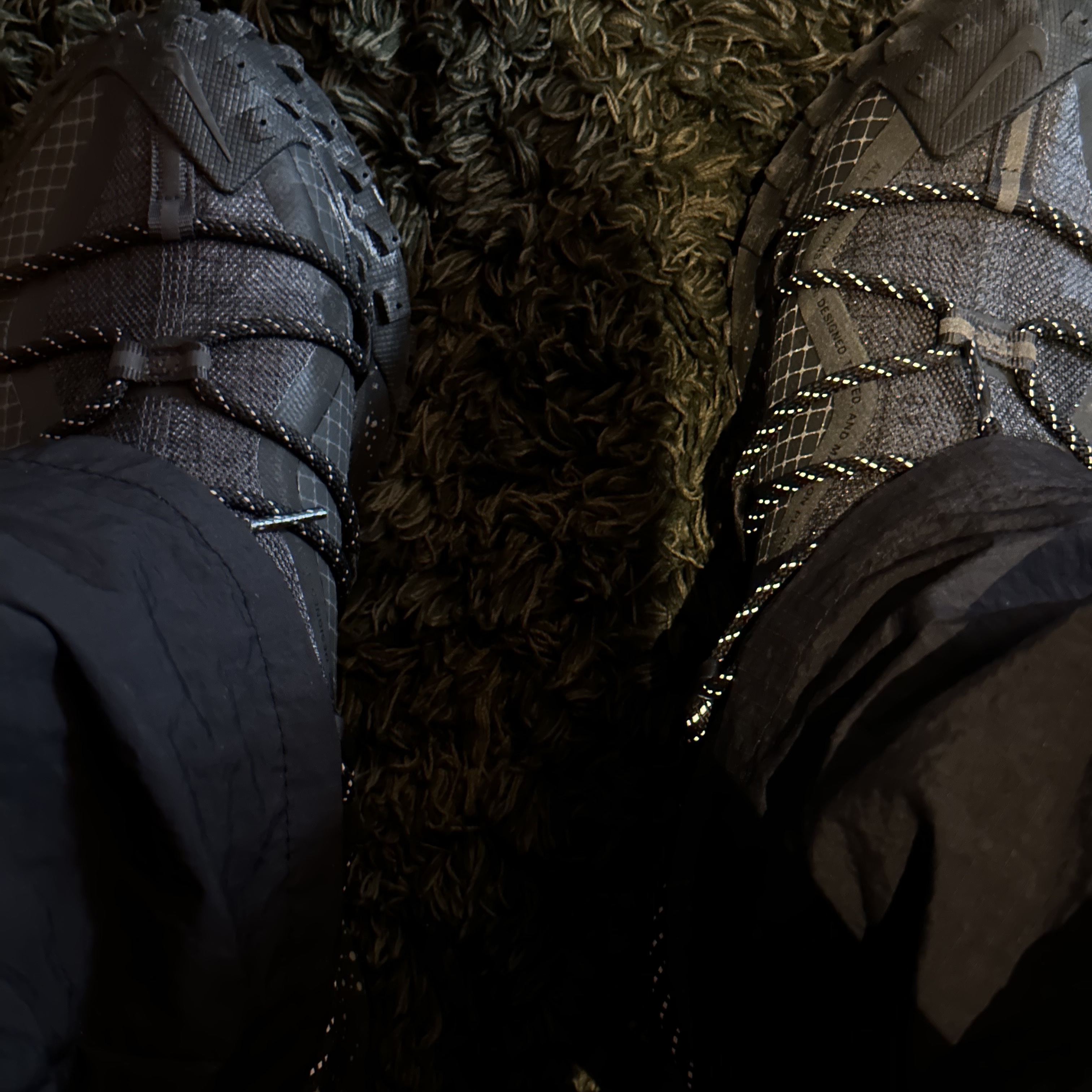 Nike ACG Mountain Fly Low Gore-Tex SE Dark Smoke Grey 착용 스타일
