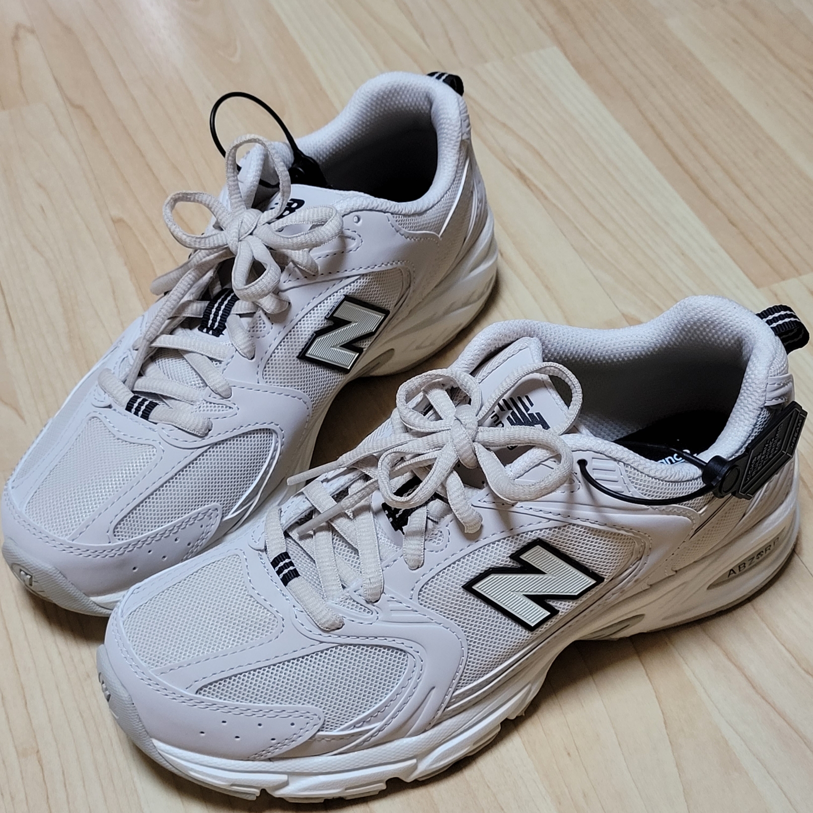 New Balance 530 Ivory 착용 스타일