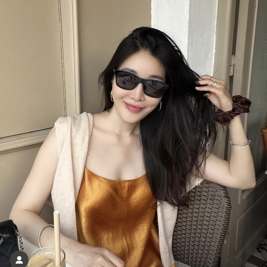 (W) Celine Slides Tippi in Vegetal Calfskin Tan 착용 스타일 - 2