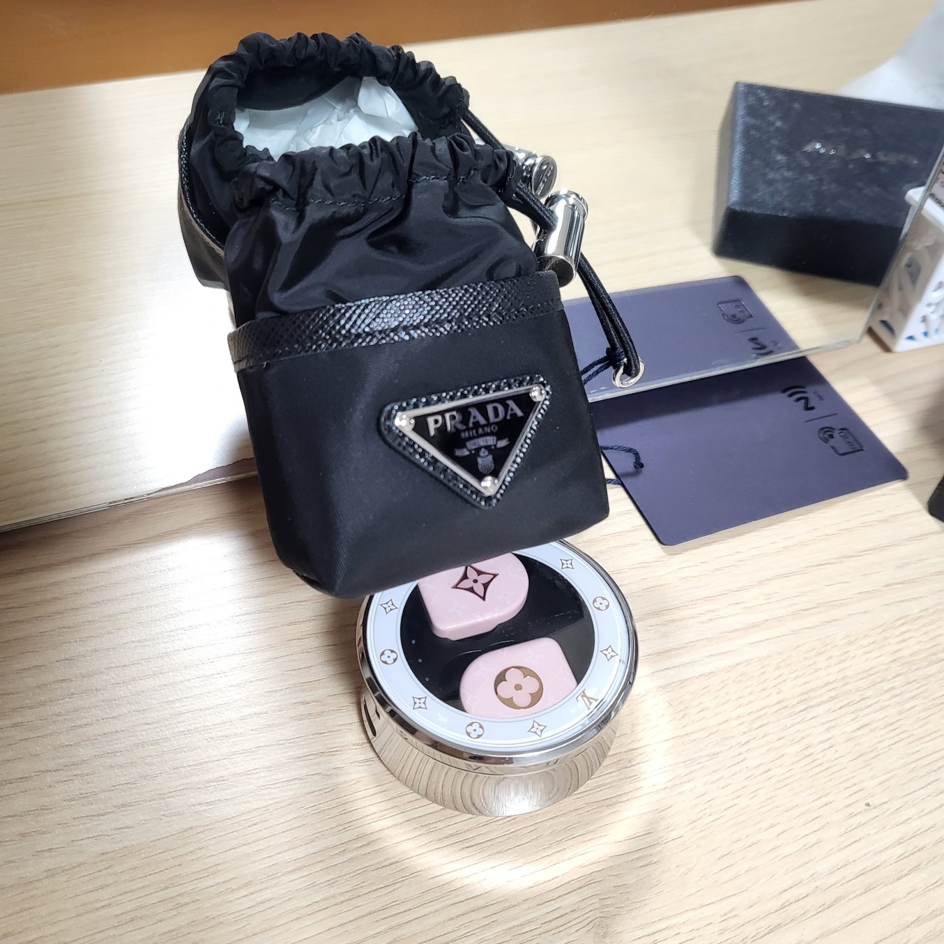 Prada Triangle Logo Pouch Keyring Black 착용 스타일 - 3