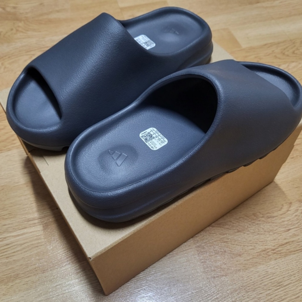 Adidas Yeezy Slide Granite 착용 스타일