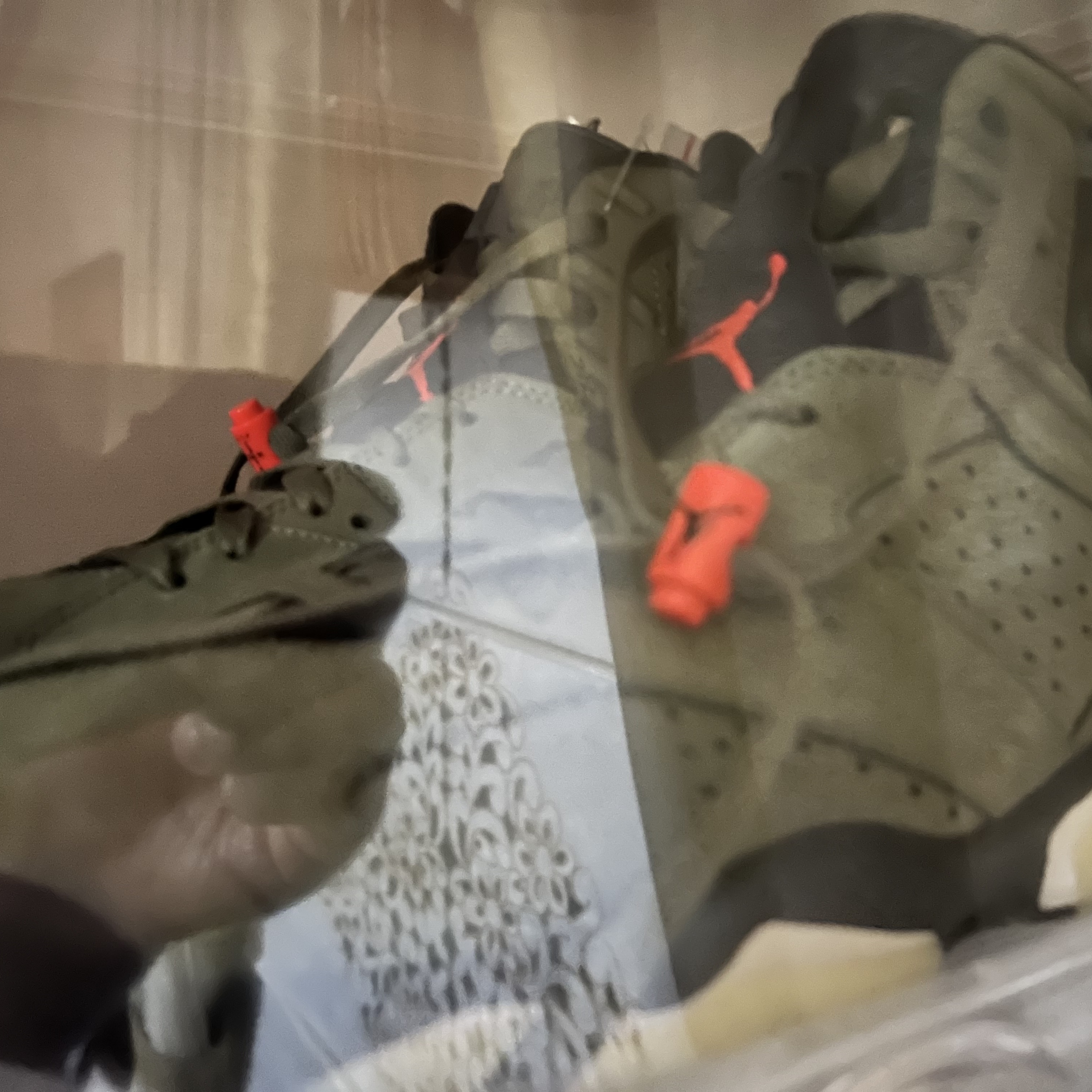 Jordan 6 x Travis Scott Retro Olive 착용 스타일
