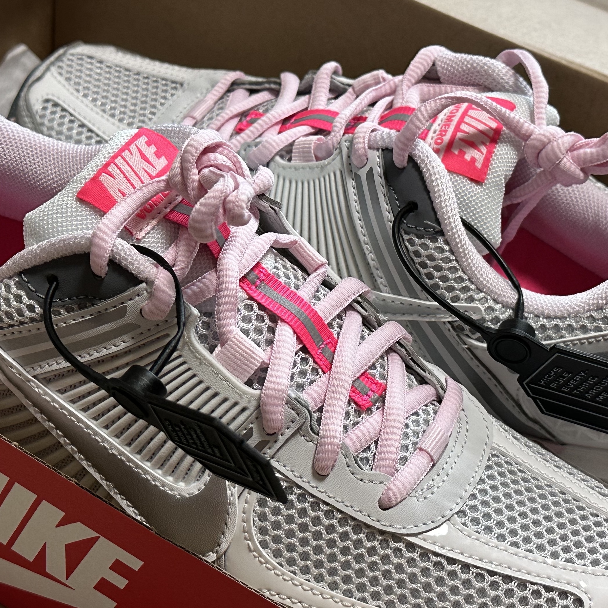 (W) Nike Zoom Vomero 5 Photon Dust Metallic Silver 착용 스타일 - 2